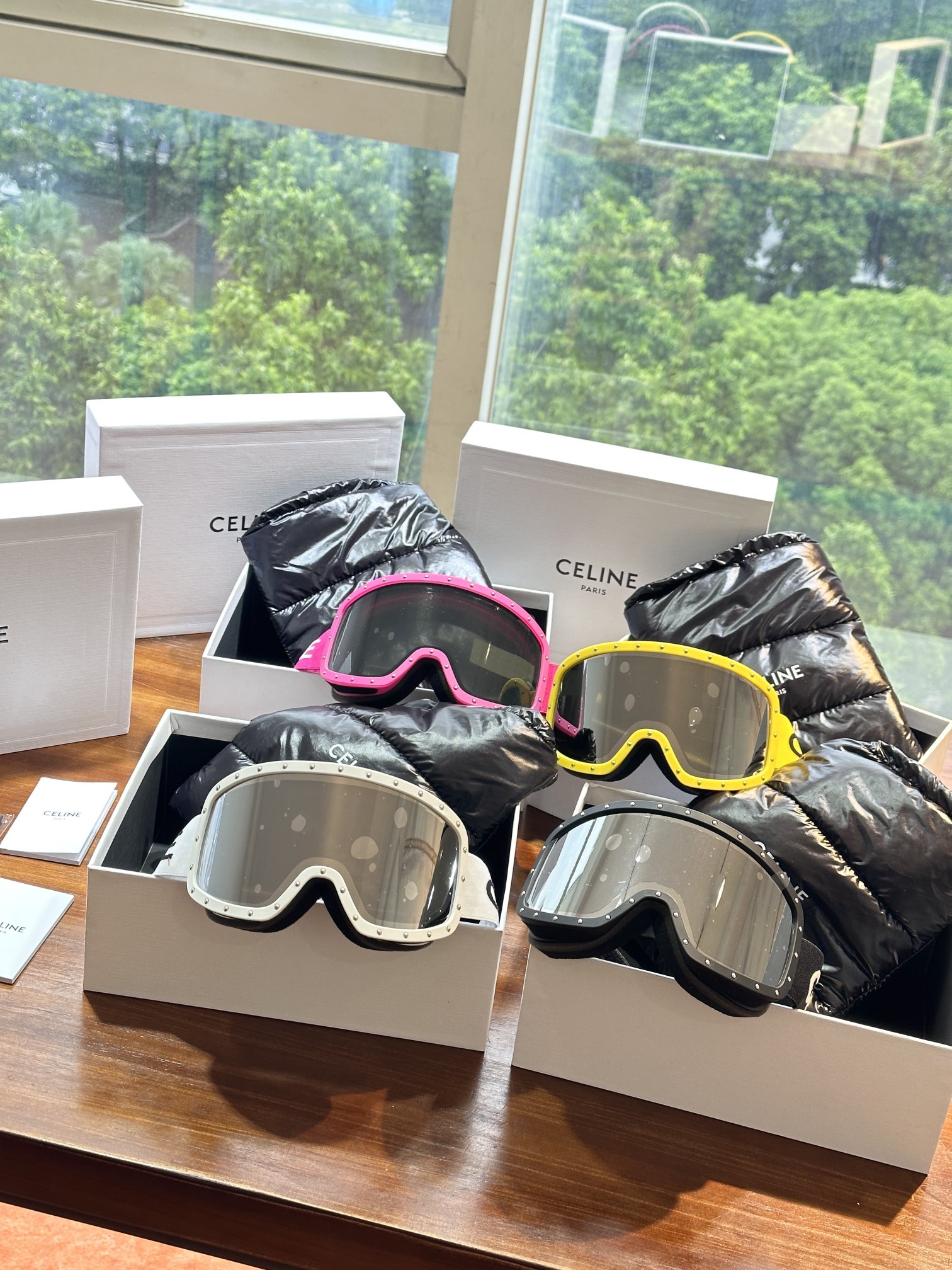 Engineered with premium materials, CELINE ski goggles balance technical - Comprehensive 2