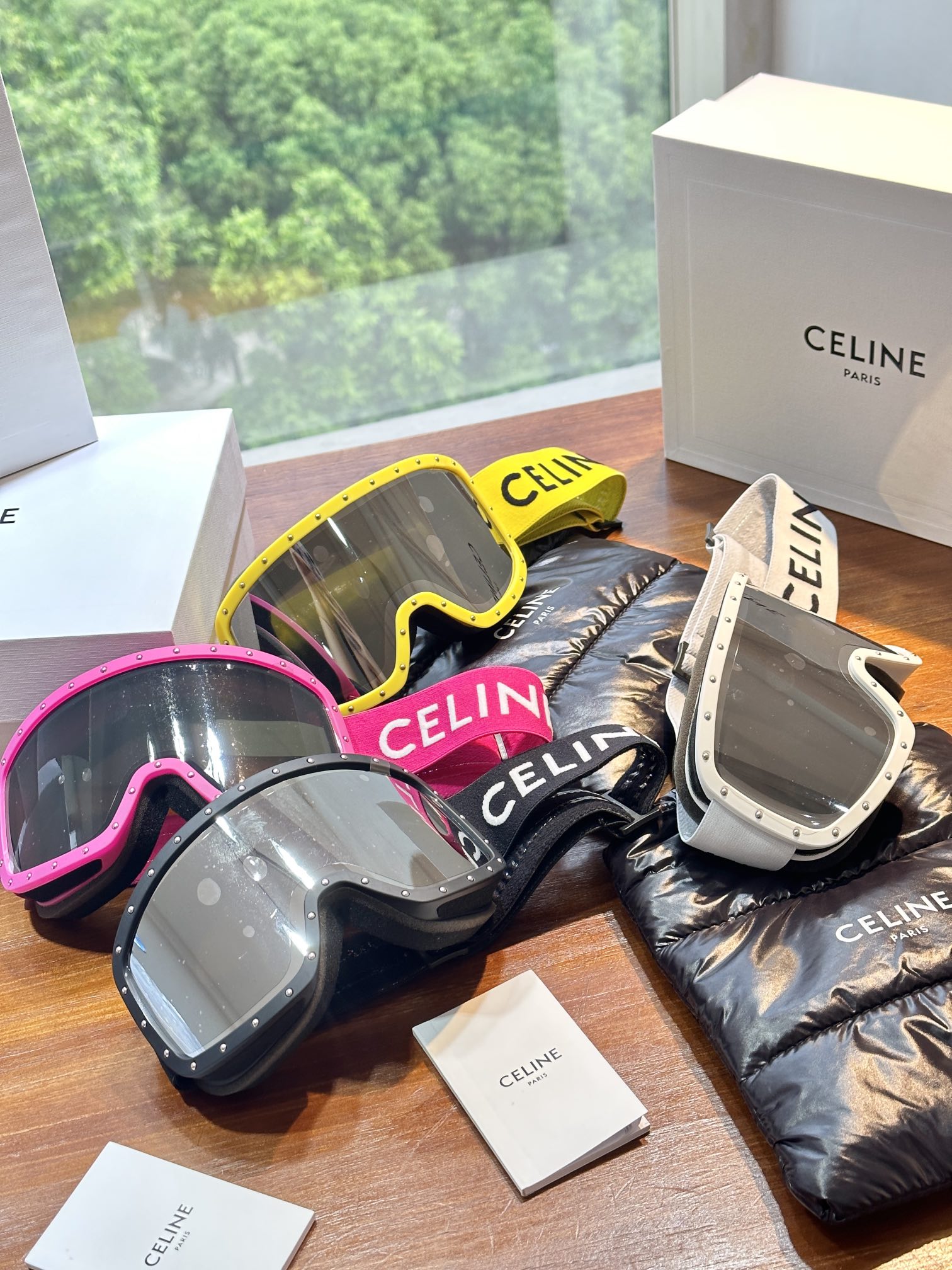 Engineered with premium materials, CELINE ski goggles balance technical - Comprehensive 7