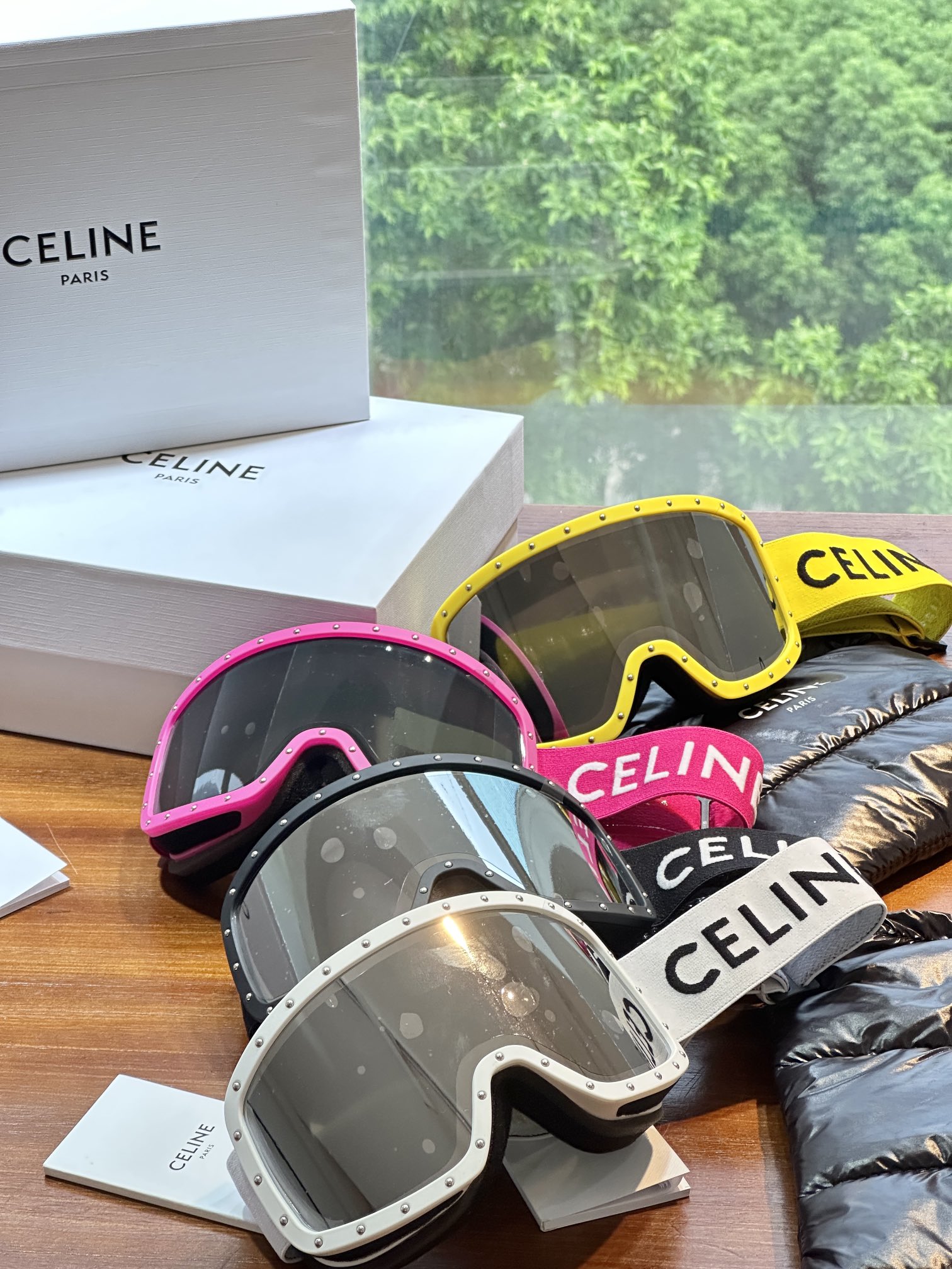 Engineered with premium materials, CELINE ski goggles balance technical - Comprehensive 8