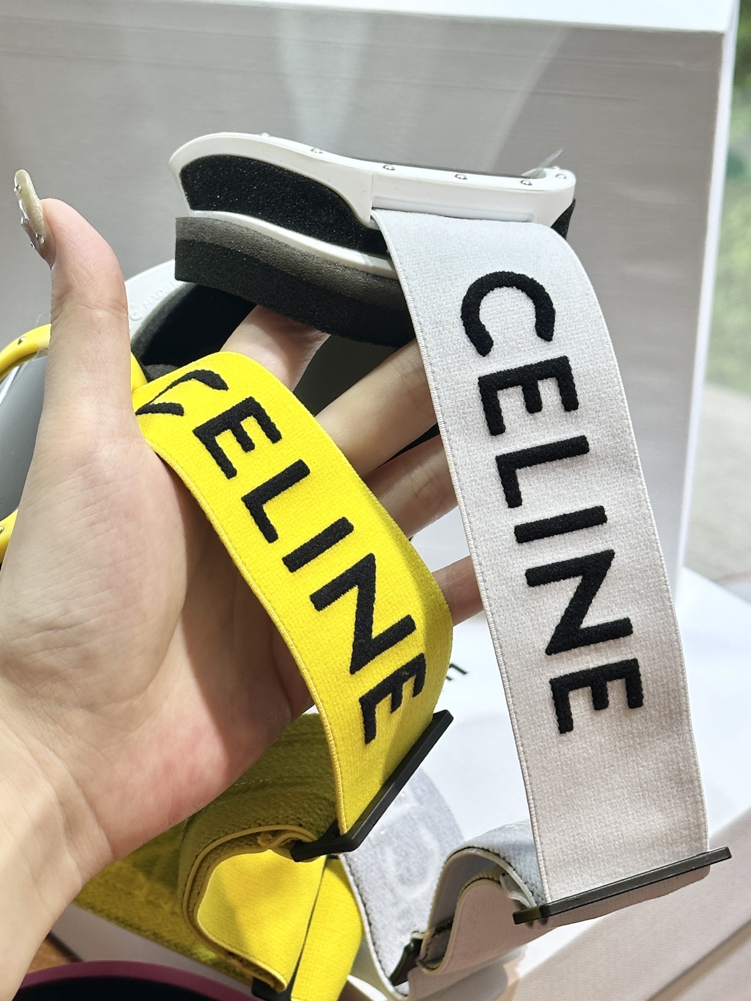 可调节饰带,饰有celine刺绣,植绒立体显高级 3