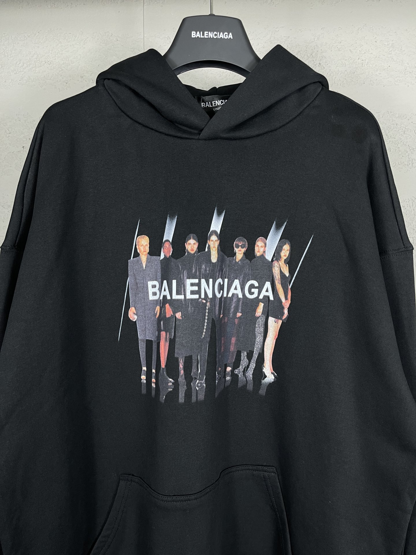 P140  实拍图【顶级版本.官网品质】                                  BALENCI*GA/巴黎世家.经典款. 22SS#BALENCI*GA#人像乐队直喷印花连帽卫衣.砖柜同步.面料采用巴黎ZP定织定染全棉大卫衣.克重450克，布面干净.布纹清晰，柔软舒适。螺纹釆用定织定染无色差。经典图案采用康丽直喷印花，无手感，效果立体，还原砖柜 .版型釆用OS宽松落肩版型. 男女同款

颜色：黑色.白色.中灰色
尺码：XS  S  M  L