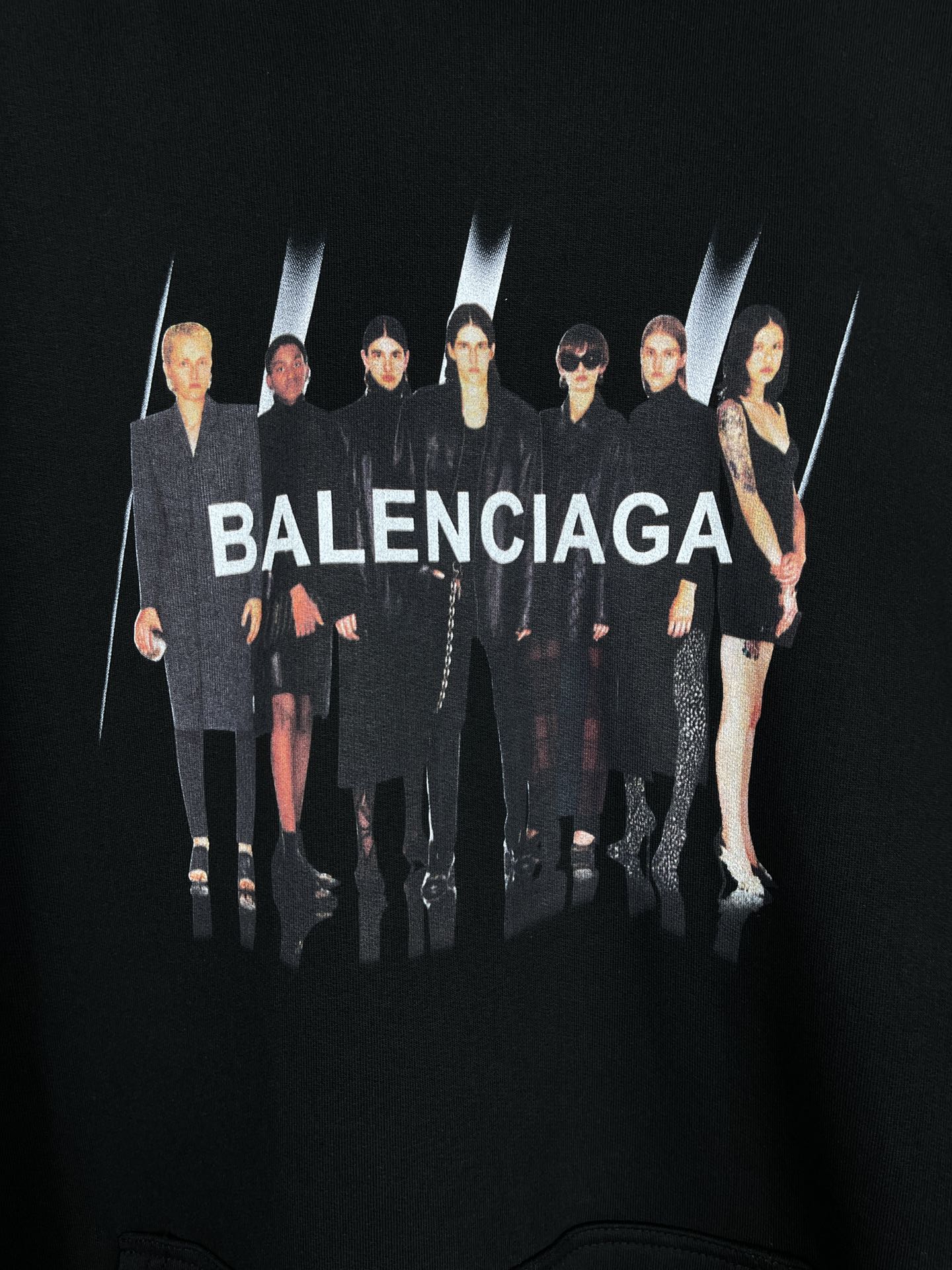 P140  实拍图【顶级版本.官网品质】                                  BALENCI*GA/巴黎世家.经典款. 22SS#BALENCI*GA#人像乐队直喷印花连帽卫衣.砖柜同步.面料采用巴黎ZP定织定染全棉大卫衣.克重450克，布面干净.布纹清晰，柔软舒适。螺纹釆用定织定染无色差。经典图案采用康丽直喷印花，无手感，效果立体，还原砖柜 .版型釆用OS宽松落肩版型. 男女同款

颜色：黑色.白色.中灰色
尺码：XS  S  M  L