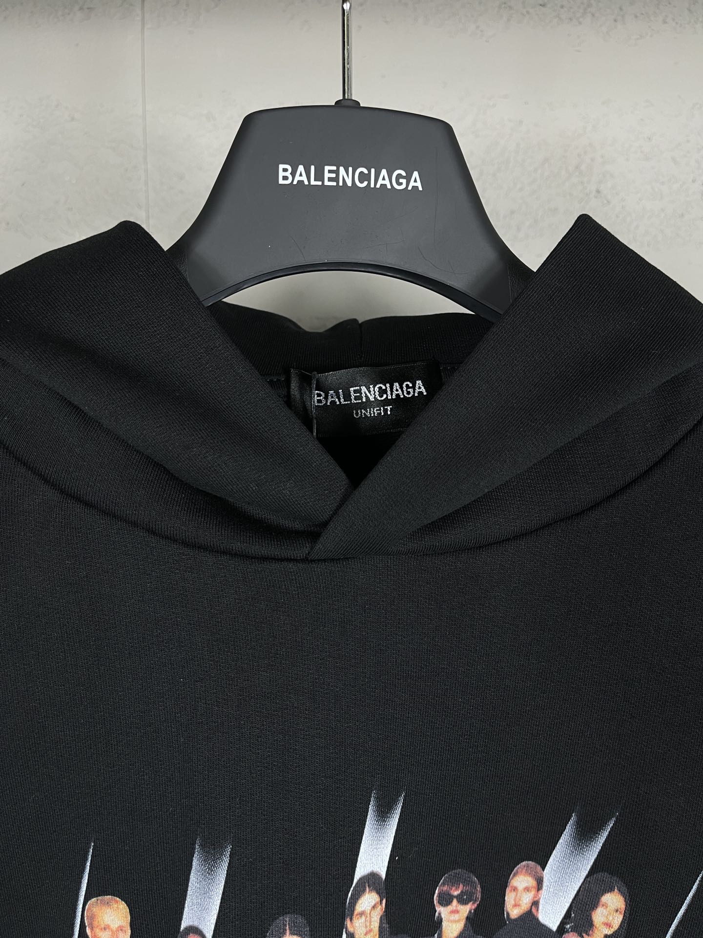 P140  实拍图【顶级版本.官网品质】                                  BALENCI*GA/巴黎世家.经典款. 22SS#BALENCI*GA#人像乐队直喷印花连帽卫衣.砖柜同步.面料采用巴黎ZP定织定染全棉大卫衣.克重450克，布面干净.布纹清晰，柔软舒适。螺纹釆用定织定染无色差。经典图案采用康丽直喷印花，无手感，效果立体，还原砖柜 .版型釆用OS宽松落肩版型. 男女同款

颜色：黑色.白色.中灰色
尺码：XS  S  M  L