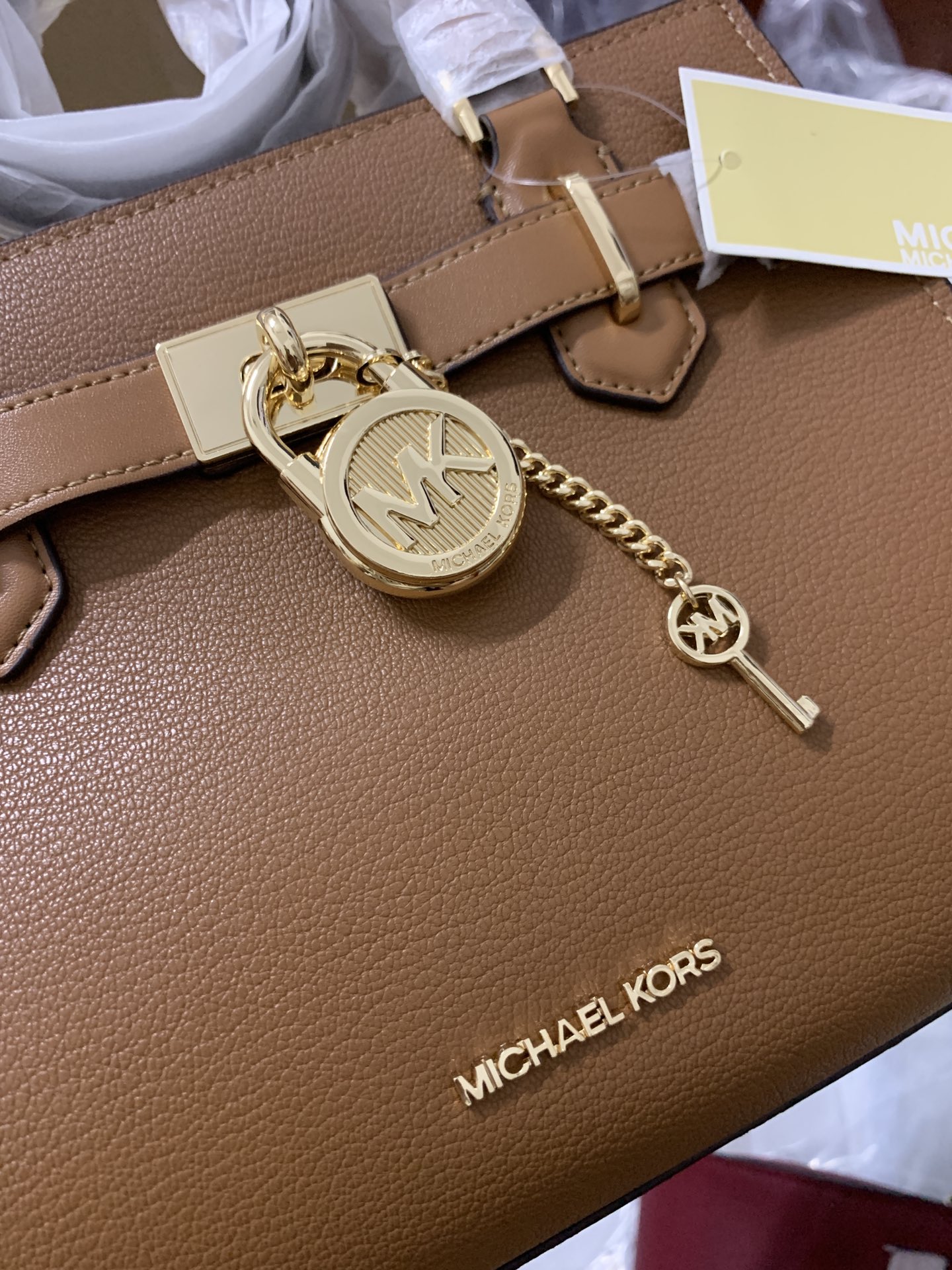 Michael Kors ～2023新款mk小号锁头包，HAMILTON系列小号锁头斜挎手提包 尺寸：25×20×11