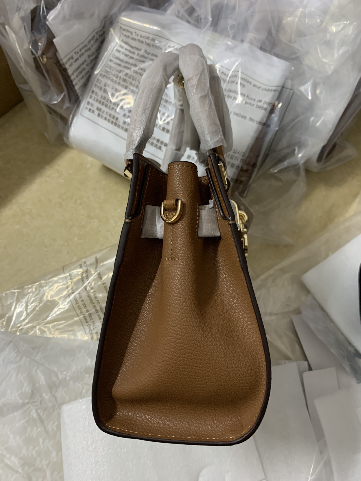 Michael Kors ～2023新款mk小号锁头包，HAMILTON系列小号锁头斜挎手提包 尺寸：25×20×11