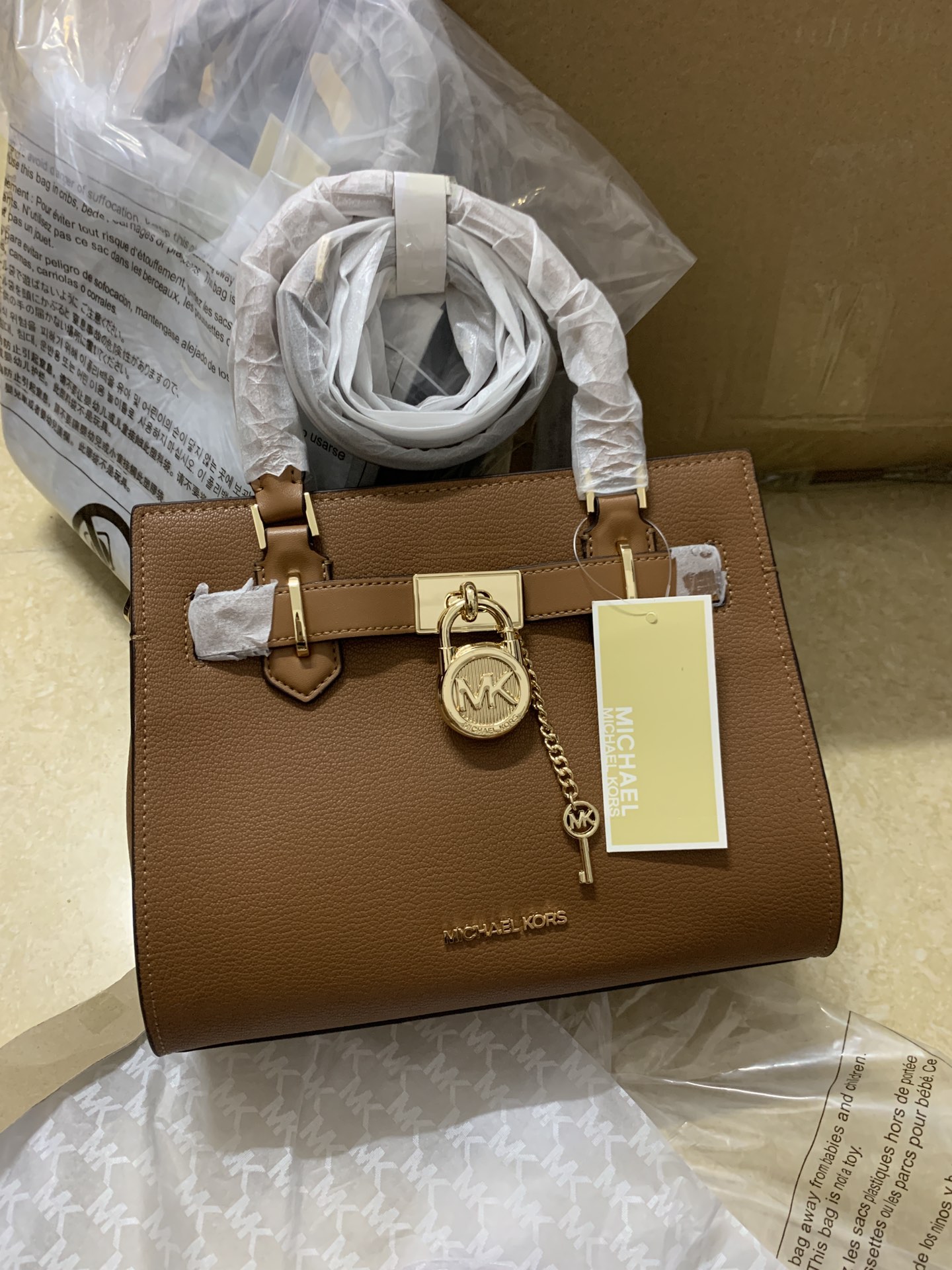 Michael Kors ～2023新款mk小号锁头包，HAMILTON系列小号锁头斜挎手提包 尺寸：25×20×11