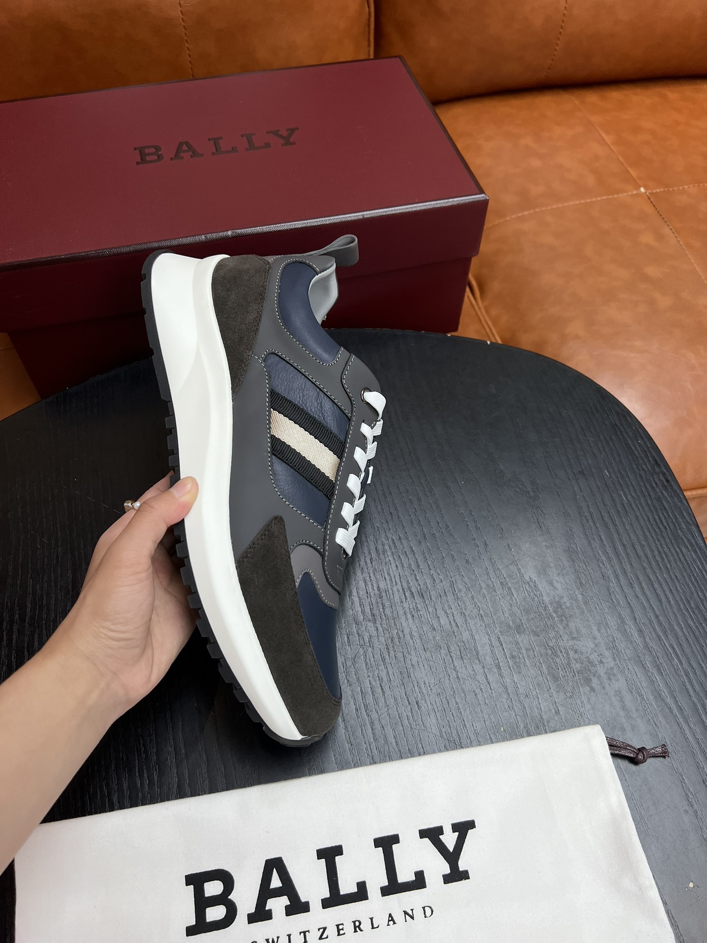 ¡Los últimos zapatos informales con cordones para hombre Bally de otoño e invierno! Hecho de piel de becerro importada …