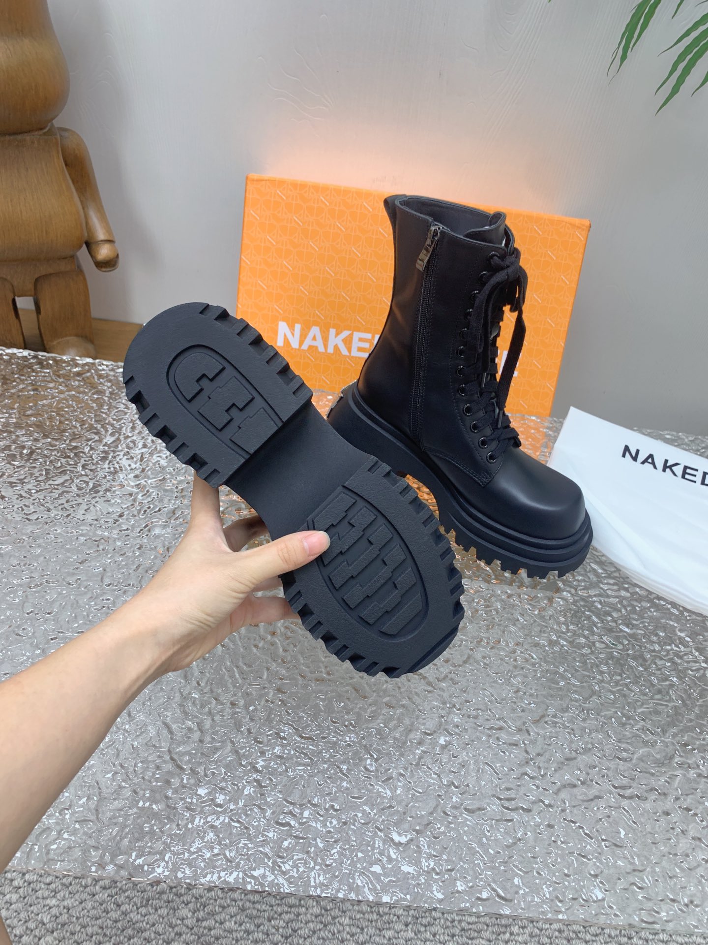 Ned Wolfe: Luxury London Fashion Brand with Bold Shoe Designs - 图片 9