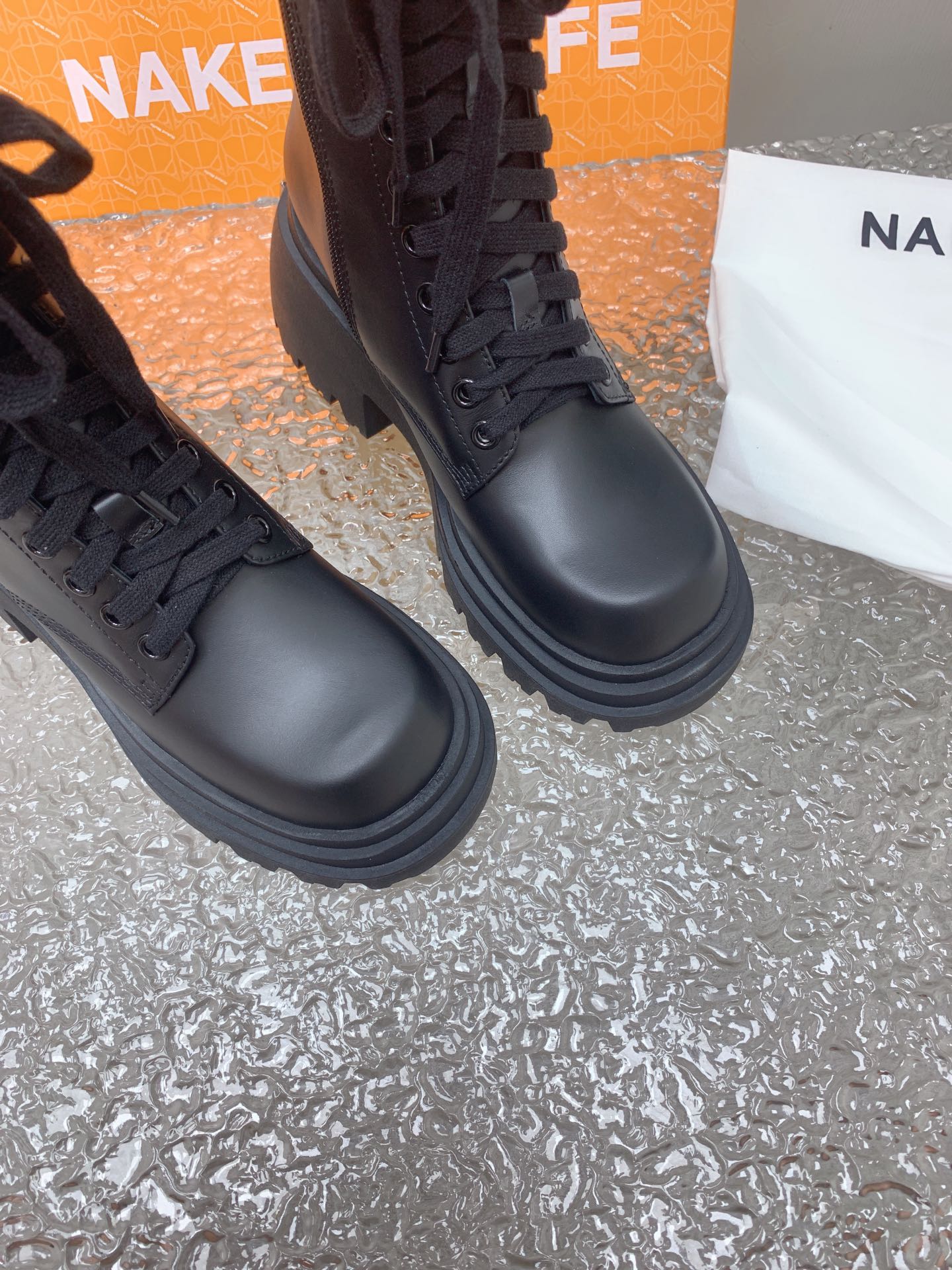 Ned Wolfe: Luxury London Fashion Brand with Bold Shoe Designs - 图片 5