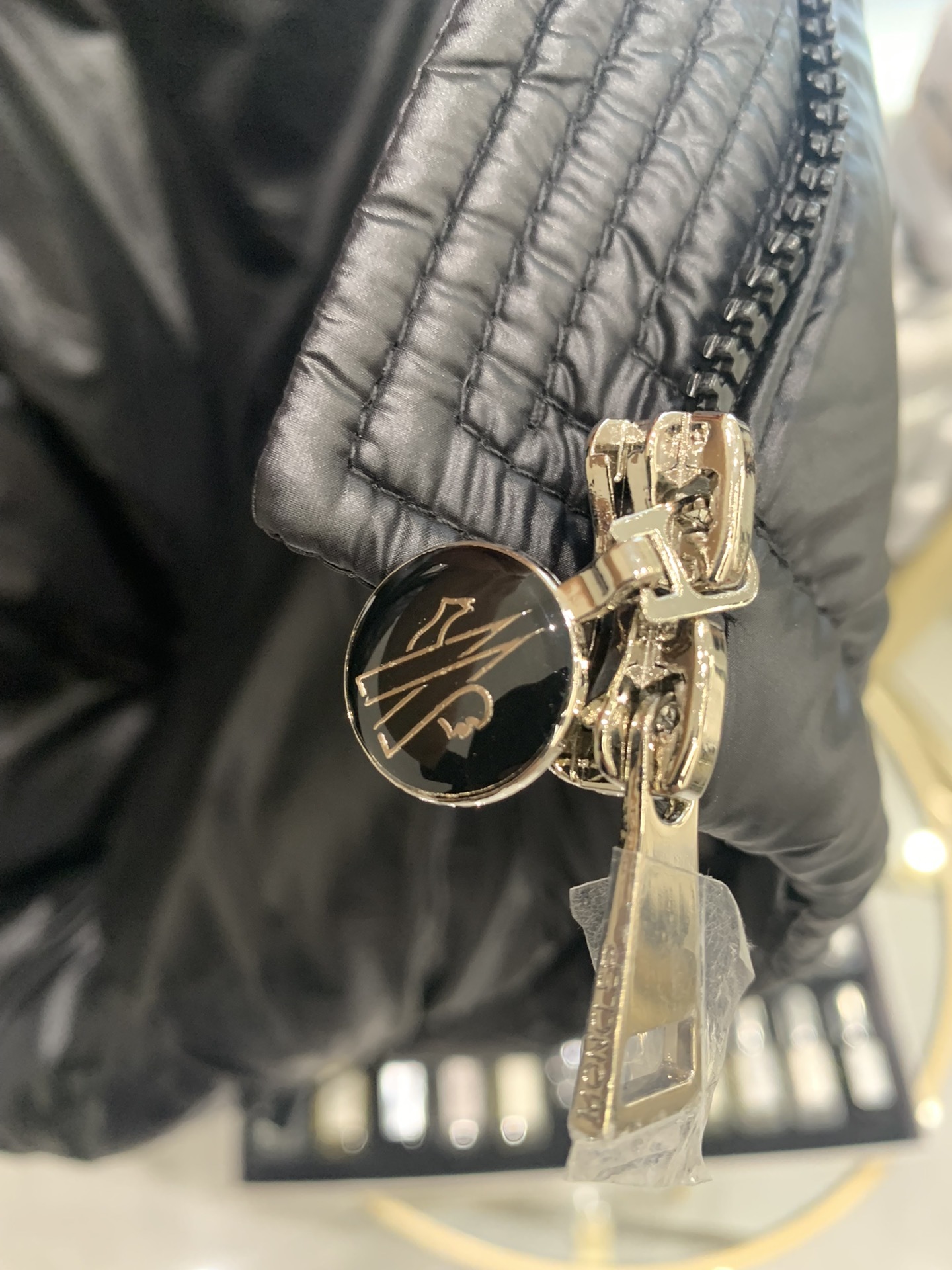 Moncler/蒙口春款女士MEILLON长款连帽羽绒服码数:0-1-2-3颜色:黑*白Meillon羽