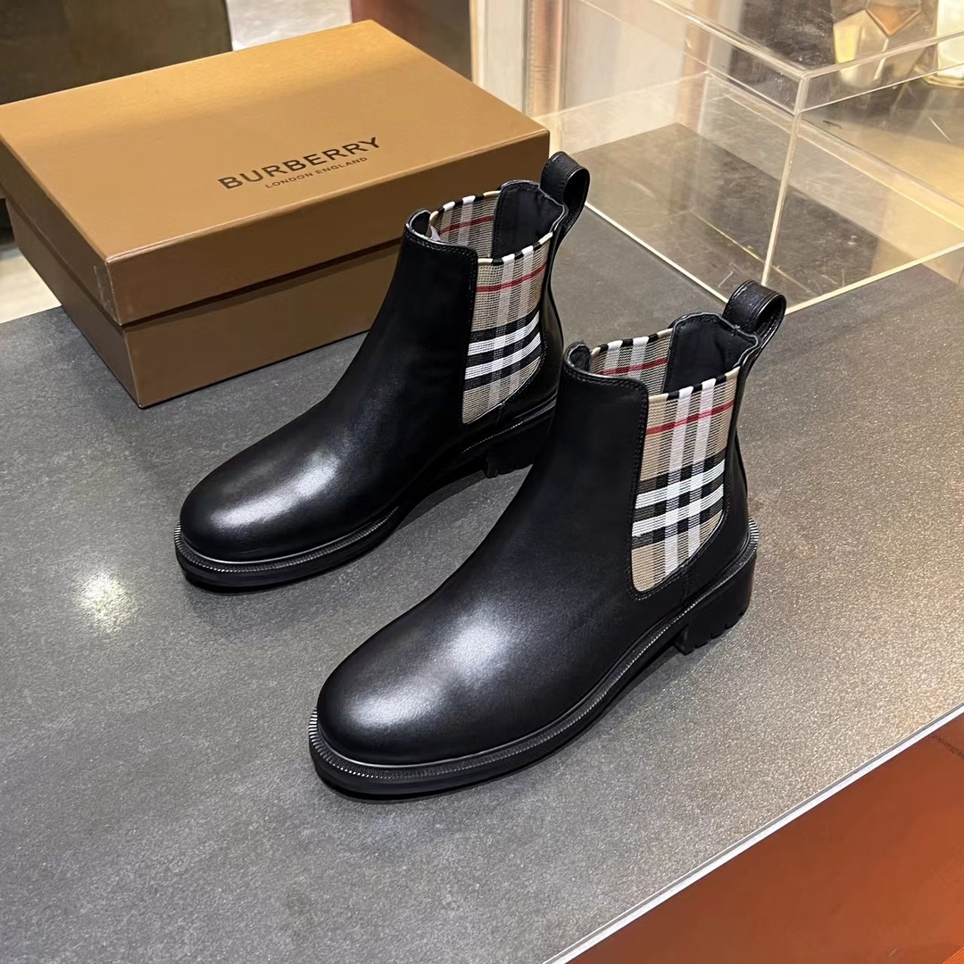 NO:483269,Leather Chelsea boots made in Italy with retro classic plaid elastic side panels. Upper: 80 calfskin, 15 polyester, 5 rubber lining: 70 lambskin, 25 polyester, 5 rubber sole: polyurethane calfskin/polyester/rubber, size 35-40 4142 customized price, boots, boots, cowhide, sheepskin19860909意大利制造的皮革切尔西靴,带复古典藏格纹松紧侧片.鞋面:80小牛皮,15聚酯纤维,5橡胶内衬:70小羊皮,25聚酯纤维,5橡胶鞋底:聚氨酯小牛皮/聚酯纤维/橡胶,码35-40 4142订做价格,靴子,boots,cowhide,sheepskin,Women's Shoes