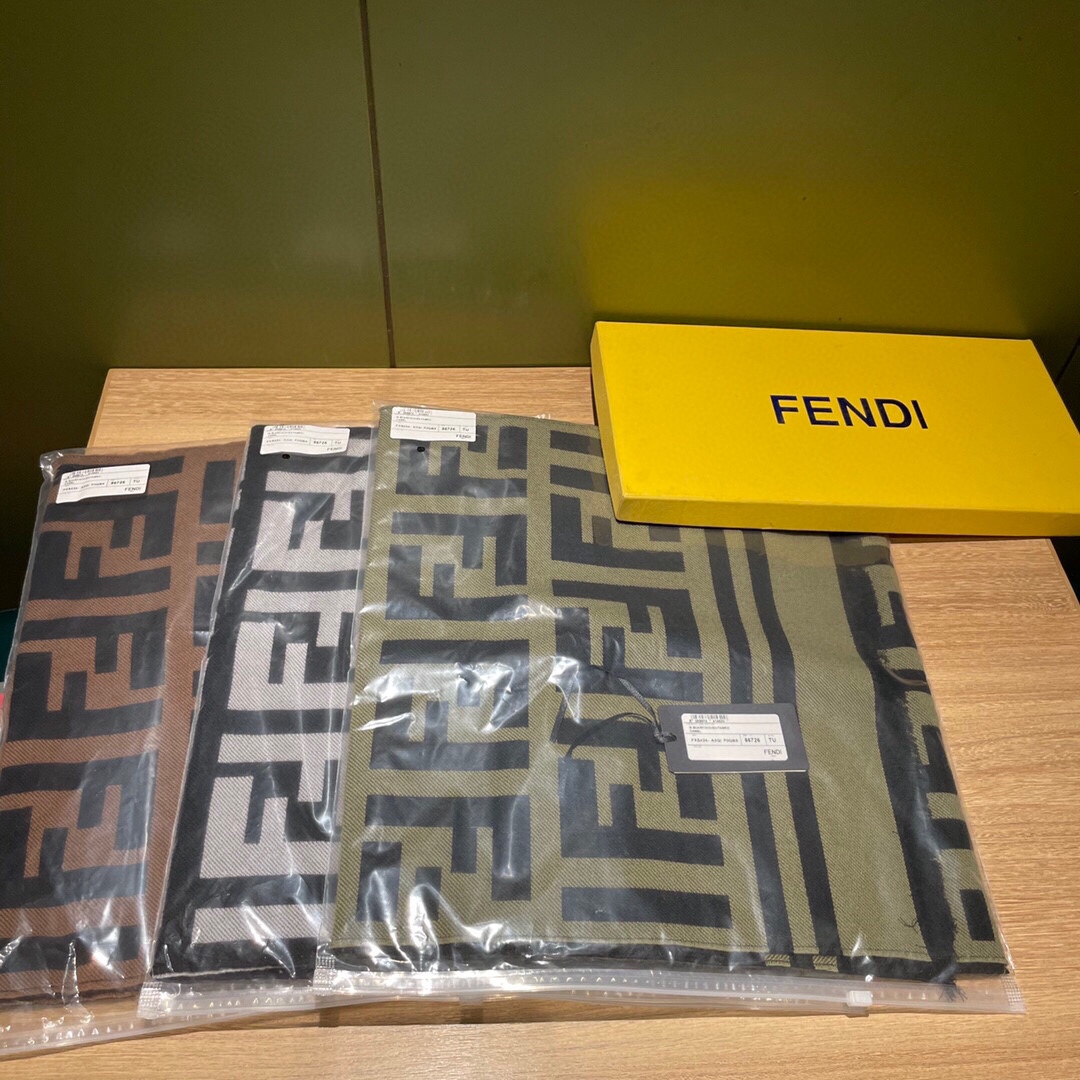 P顶级原单芬迪FENDI2021最新款！尺寸180*35cm材料95%羊毛5%真丝矩形黑色羊毛真丝针织围