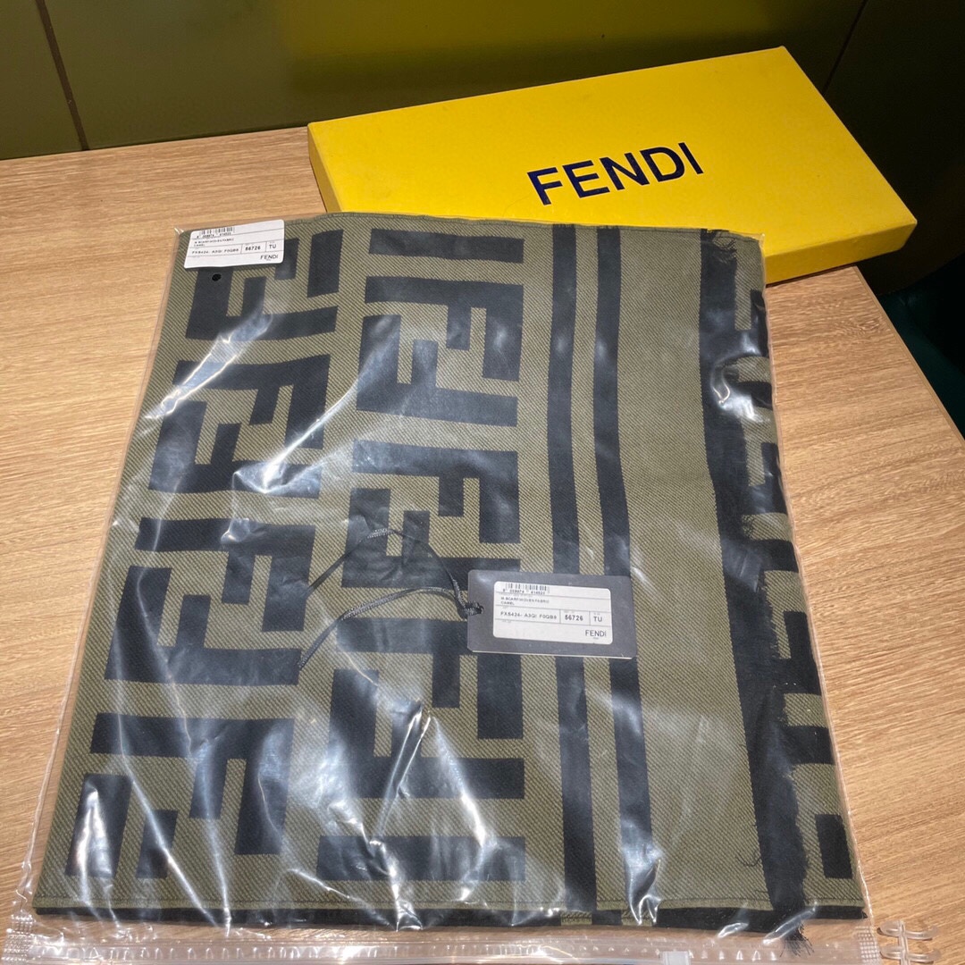 P顶级原单芬迪FENDI2021最新款！尺寸180*35cm材料95%羊毛5%真丝矩形黑色羊毛真丝针织围