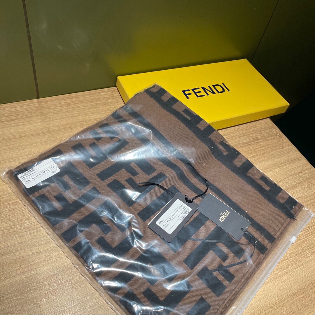 P顶级原单芬迪FENDI2021最新款！尺寸180*35cm材料95%羊毛5%真丝矩形黑色羊毛真丝针织围