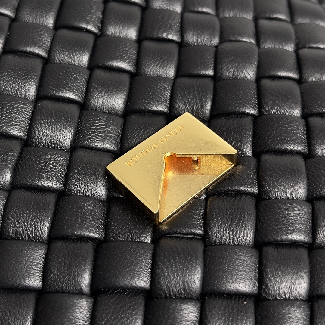 最新最新的minicobble包來了啦齁新的尺寸跟大小讓整個包款精緻小巧的氣質更加拉升了一個層次比起過往