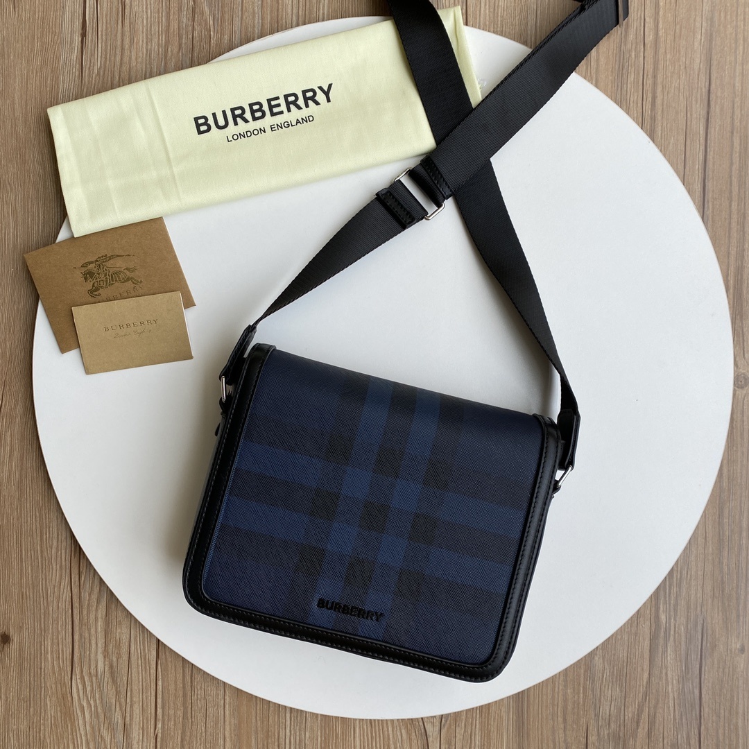 ,【B家顶级原单】精致立挺设计,装饰 Bur格纹,搭配皮革边饰和品牌徽标。尺寸:25.5 x 6.5 x