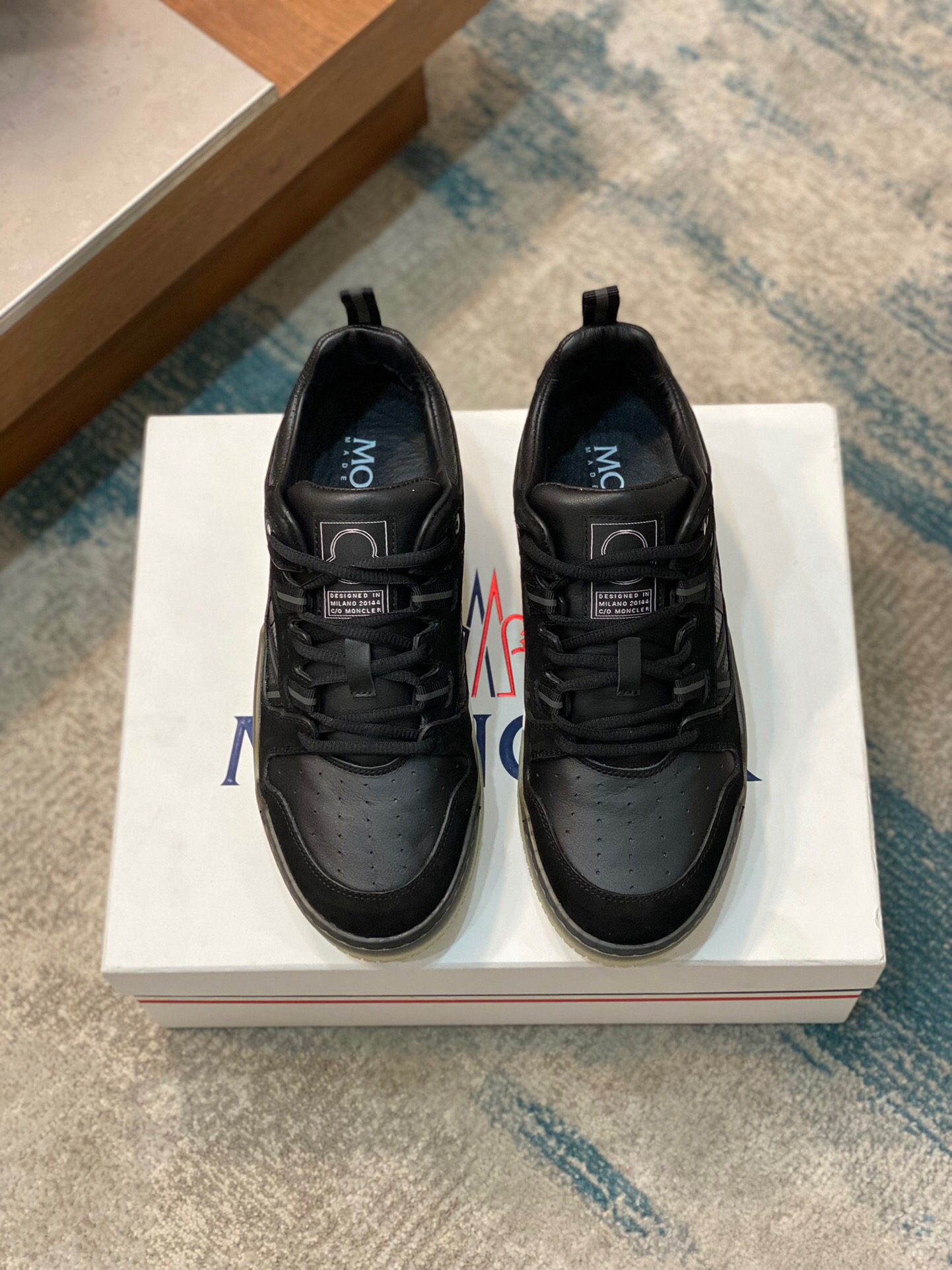 NO:216386,Brand MONCLER original color matching Number of codes 39-44 standard price Material mask New products Casual sports shoes Top purchasing agent upper Italian imported cowhide, splicing technology, perfect reproduction, comfortable and breathable cowhide inner, cowhide footbed Original mold opening sole, masking casual shoes, christian louboutin, Moncler, sneakers, cowhide19860909品牌MONCLER 颜色原版配色 码数39-44标准码 价格 材质蒙口 新品 休闲 运动鞋 顶级代购 鞋面意大利原版进口牛皮,拼接工艺,完美复刻,舒适透气牛皮内里,牛皮垫脚 原版开模大底,蒙口 休闲鞋,christian louboutin,Moncler,sneakers,cowhide,Men's shoes