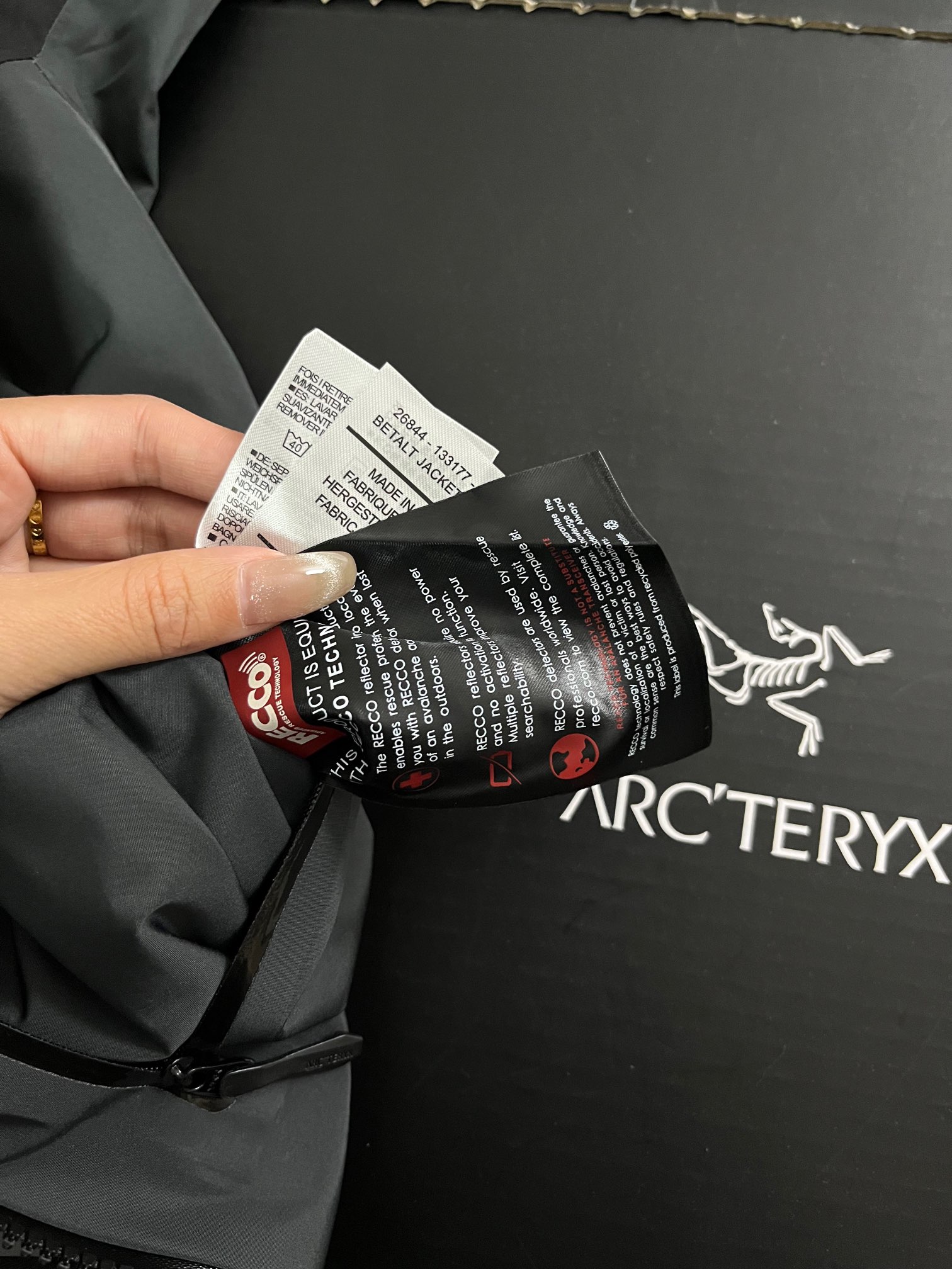 绝版Palace 联名Arcteryx 始祖鸟 Alpha限定冲锋衣联名滑雪服
顶级美胶版本,带搜救器,想要好货选择他准没错。
SV第六代系列联名 街头与户外的碰撞!GOTX PRO面料更加适用于恶劣天气 整件衣服无缝三层压胶 内衬布原版一致飘柔纱 纹路颜色各方面还原到位 裁剪出来同色 做工整结 三合一面料 防水防油防污三防 透气5000 还原原版 拉链全部无缝拉链 门襟树脂 拉链尼龙 所有扣子全部开模带刻字定制一万个 所有细节1:1还原 帽子小羊皮材质 单独定制对色就花了一个月 刺绣花型多次修改 线色都是单独定染 最重要的实战型 功能拉满 还原原版版型 没做更改
喜欢户外的玩家 亦是潮流穿搭的爱好者都不要错过这件联名 二级市场价格已经翻两翻了