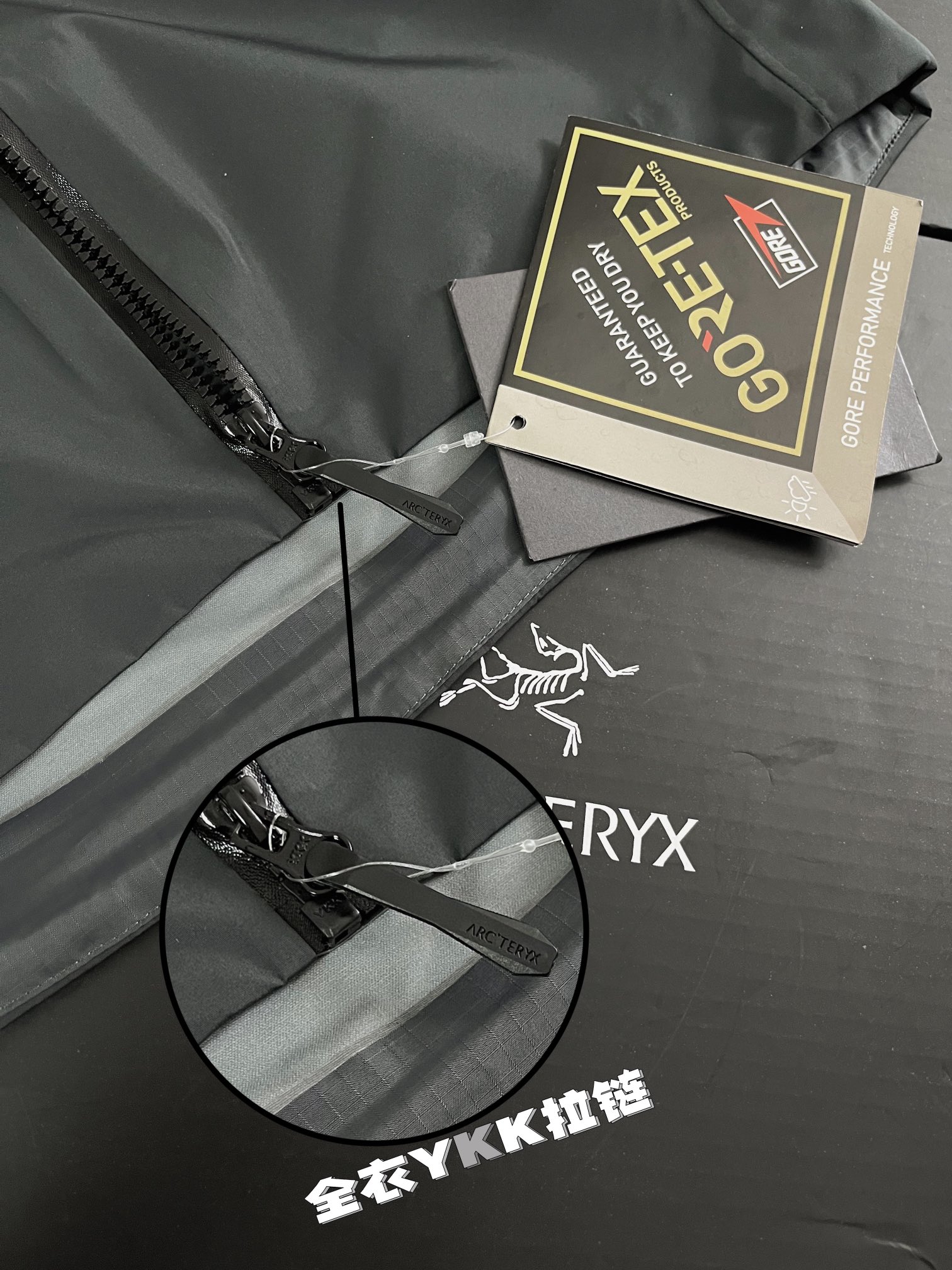 绝版Palace 联名Arcteryx 始祖鸟 Alpha限定冲锋衣联名滑雪服
顶级美胶版本,带搜救器,想要好货选择他准没错。
SV第六代系列联名 街头与户外的碰撞!GOTX PRO面料更加适用于恶劣天气 整件衣服无缝三层压胶 内衬布原版一致飘柔纱 纹路颜色各方面还原到位 裁剪出来同色 做工整结 三合一面料 防水防油防污三防 透气5000 还原原版 拉链全部无缝拉链 门襟树脂 拉链尼龙 所有扣子全部开模带刻字定制一万个 所有细节1:1还原 帽子小羊皮材质 单独定制对色就花了一个月 刺绣花型多次修改 线色都是单独定染 最重要的实战型 功能拉满 还原原版版型 没做更改
喜欢户外的玩家 亦是潮流穿搭的爱好者都不要错过这件联名 二级市场价格已经翻两翻了