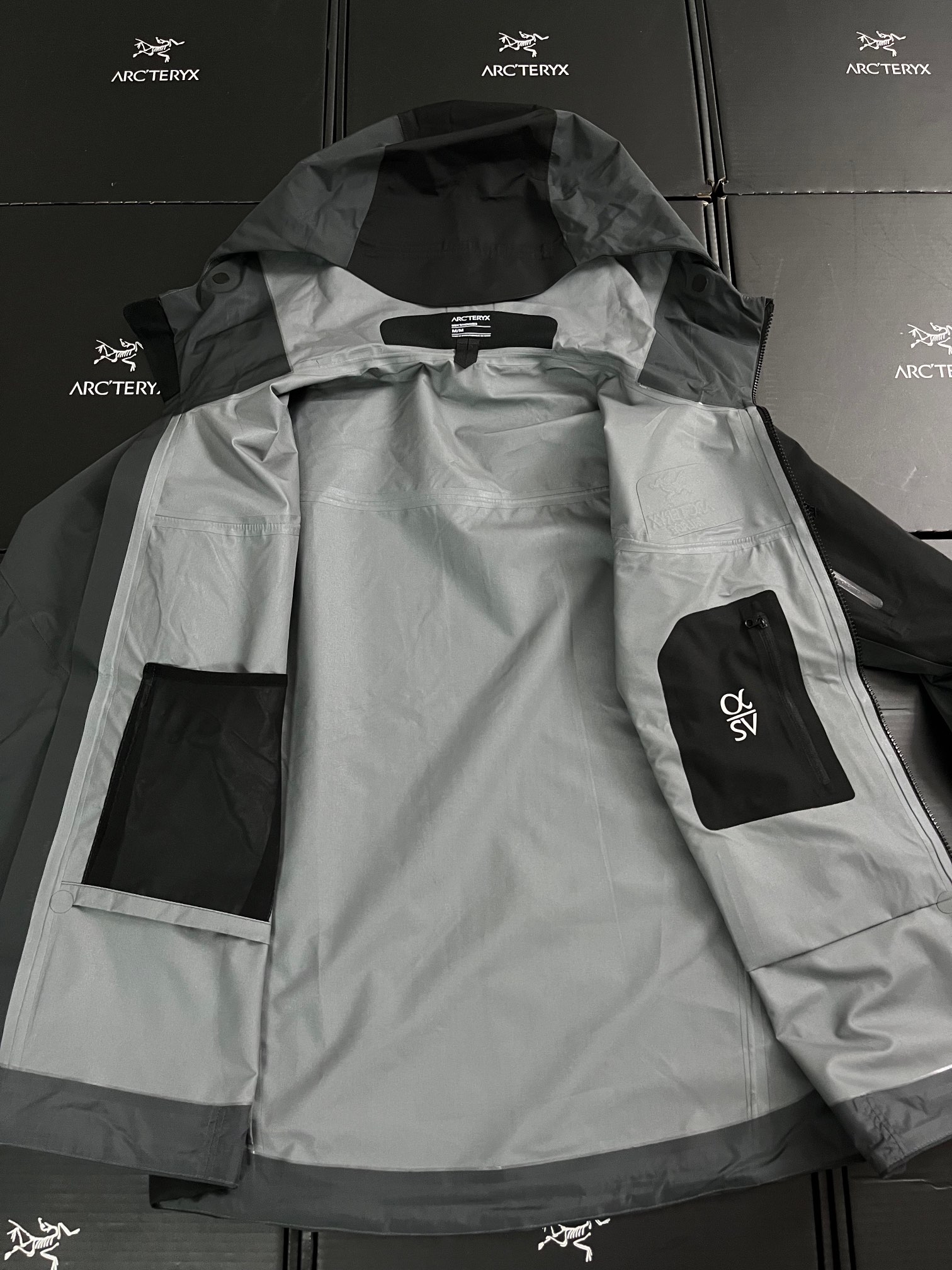 绝版Palace 联名Arcteryx 始祖鸟 Alpha限定冲锋衣联名滑雪服
顶级美胶版本,带搜救器,想要好货选择他准没错。
SV第六代系列联名 街头与户外的碰撞!GOTX PRO面料更加适用于恶劣天气 整件衣服无缝三层压胶 内衬布原版一致飘柔纱 纹路颜色各方面还原到位 裁剪出来同色 做工整结 三合一面料 防水防油防污三防 透气5000 还原原版 拉链全部无缝拉链 门襟树脂 拉链尼龙 所有扣子全部开模带刻字定制一万个 所有细节1:1还原 帽子小羊皮材质 单独定制对色就花了一个月 刺绣花型多次修改 线色都是单独定染 最重要的实战型 功能拉满 还原原版版型 没做更改
喜欢户外的玩家 亦是潮流穿搭的爱好者都不要错过这件联名 二级市场价格已经翻两翻了