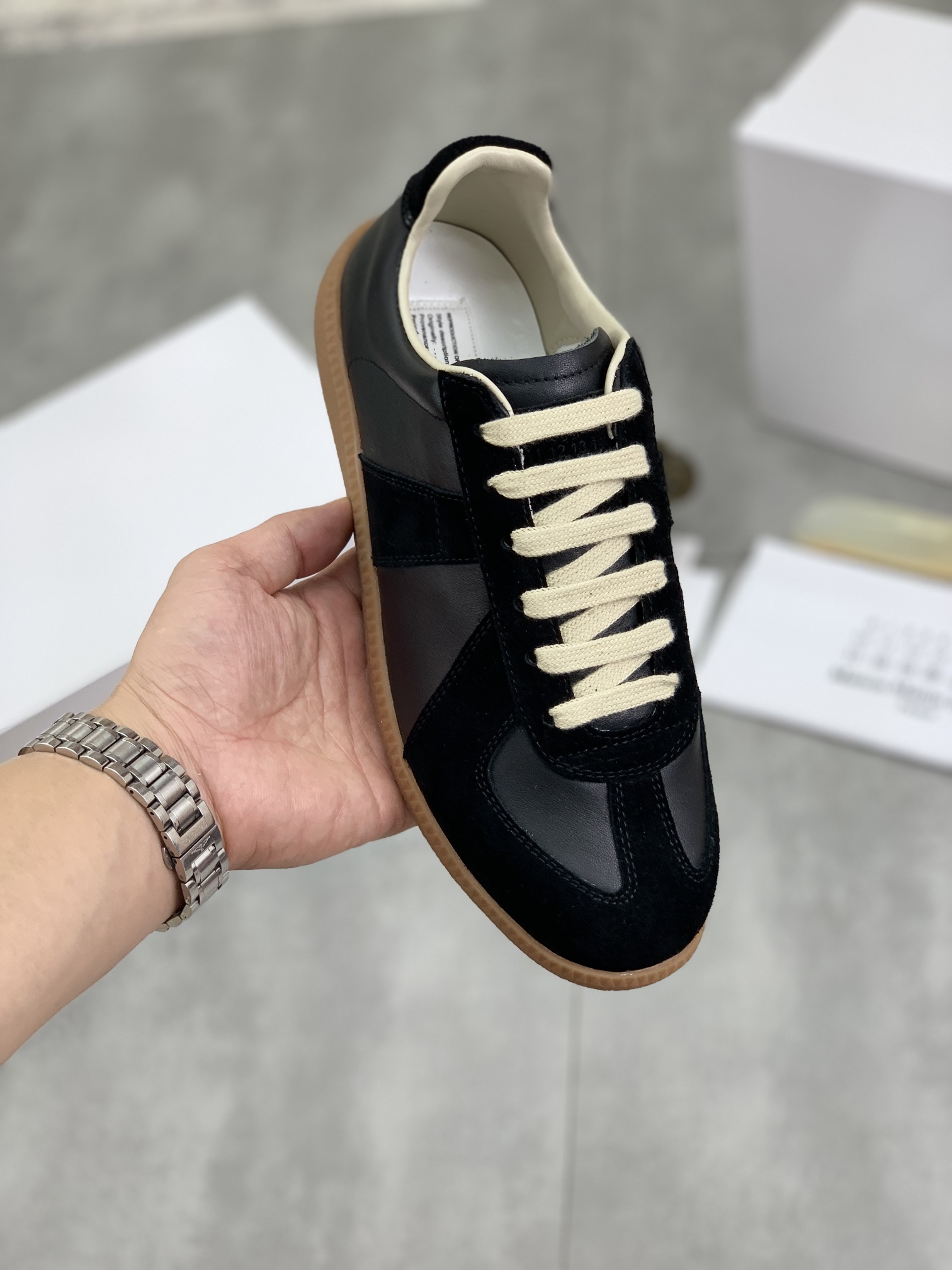 NO:756373,Actual price, top version 1:1 Margiela classic official website synchronization (new color), all other colors can be customized according to the picture, moral training shoes, couple sports and casual shoes, each platform mainly promotes hot-selling foreign trade hot single styles. 4300 purchased the original contrast material to make the goods. Perfect lattice symmetry and last shape. Good comfort, super easy to wear, sports bottom with strong grip. Fabric: Nappa calfskin/high mercerized cow suede leather (deerskin effect)  Lining: original customized cowhide lining/original short velvet fabric (sweat-absorbent and breathable) Feet: high-grade water-dyed sheep (high-frequency embossed logo) Outsole: original open-molded raw rubber outsole (super soft and wear-resistant and non-stop) Packaging: original packaging Code number: Female 35-40# (Female 41 order) Male 39-46, masion margiela, cowhide19860909实价 顶级版本1:1马吉拉经典款官网同步（新色）其他所有颜色可以来图定制 德训鞋 情侣运动休闲鞋 各平台主推卖爆品外贸爆单款 4300购入原版对比材质做货 格位对称楦型完美 舒适度佳超级好穿运动底面抓地力强 面料:纳帕小牛皮/高丝光牛反绒皮（鹿皮效果） 里料:原版定制牛皮里/原版短绒布料（吸汗透气） 垫脚:高级水染羊（对版高周波压印logo） 大底:原版开模生胶大底（超软耐磨不断底） 包装:原版包装 码数:女35－40#（女41订） 男39－46,,masion margiela,cowhide,Men's shoes