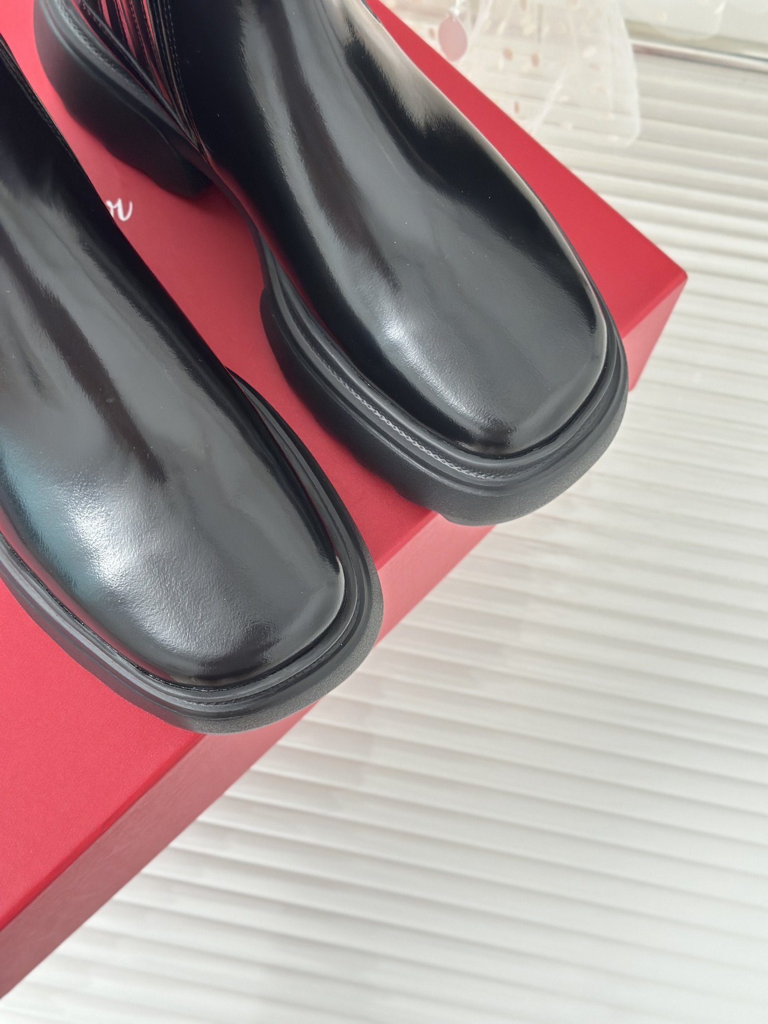 RogerVivierRV经典秋冬水钻方扣短靴系列鞋面用的是原厂进口牛皮内里是混种羊皮原版开模发泡大底跟