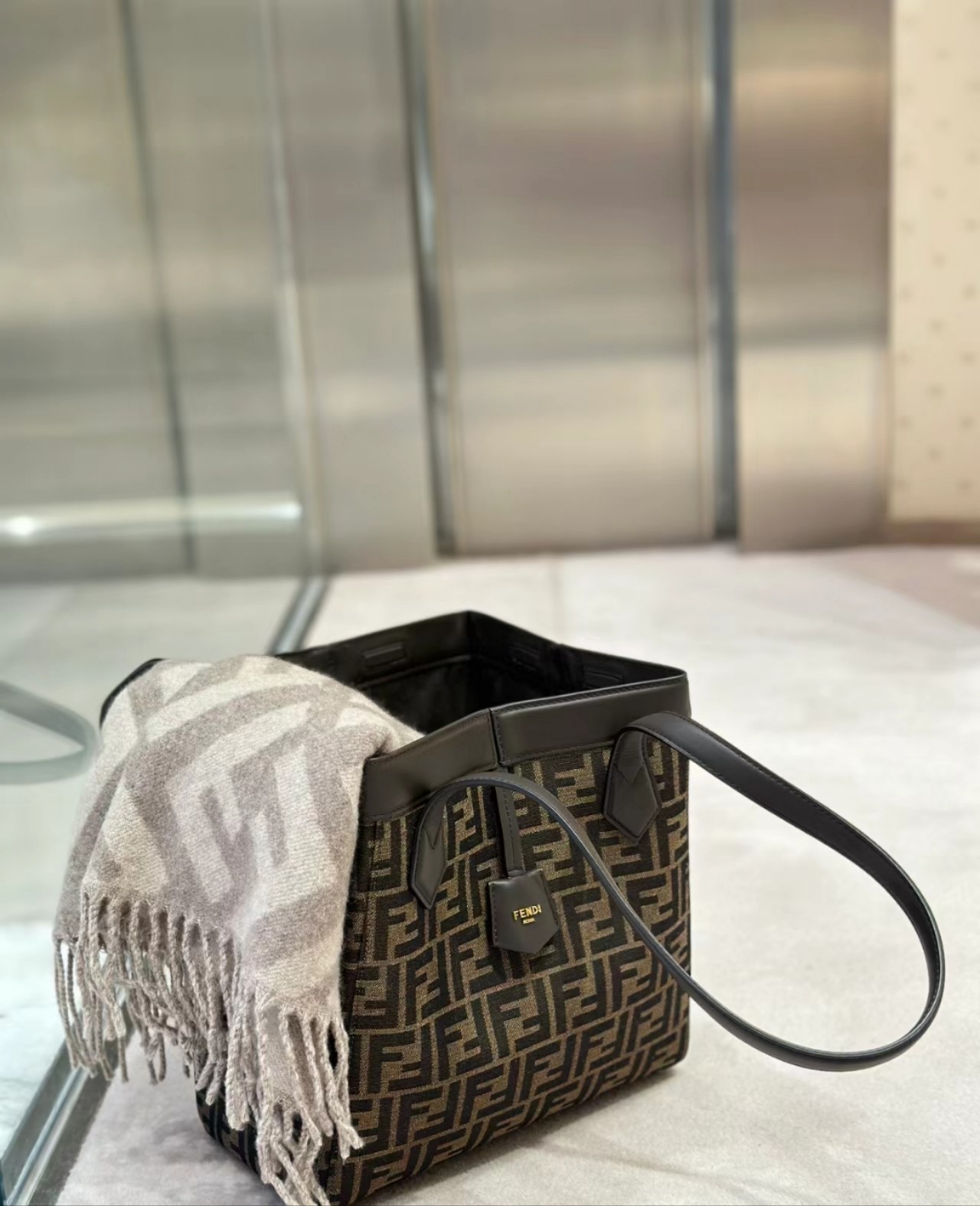 Fendi Medium size presbyopia latest flow Origami magic bag