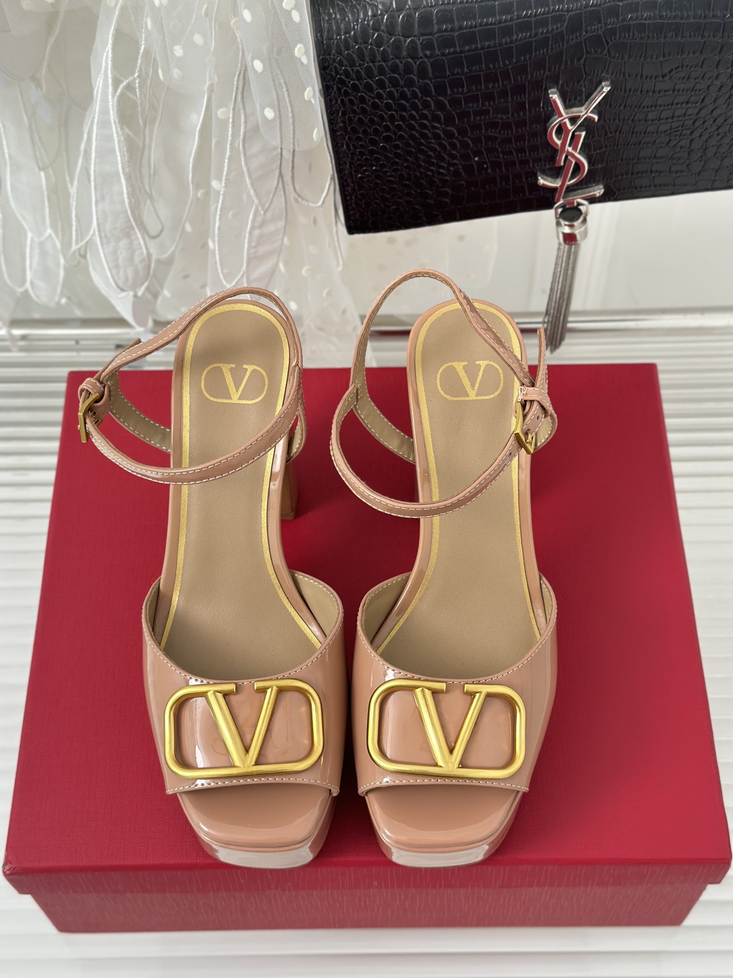 
Valentin｜华伦天伦春夏发布
会恨天高大V扣防水台高跟
鱼嘴凉鞋	
强烈推荐气质十足的女王范	
