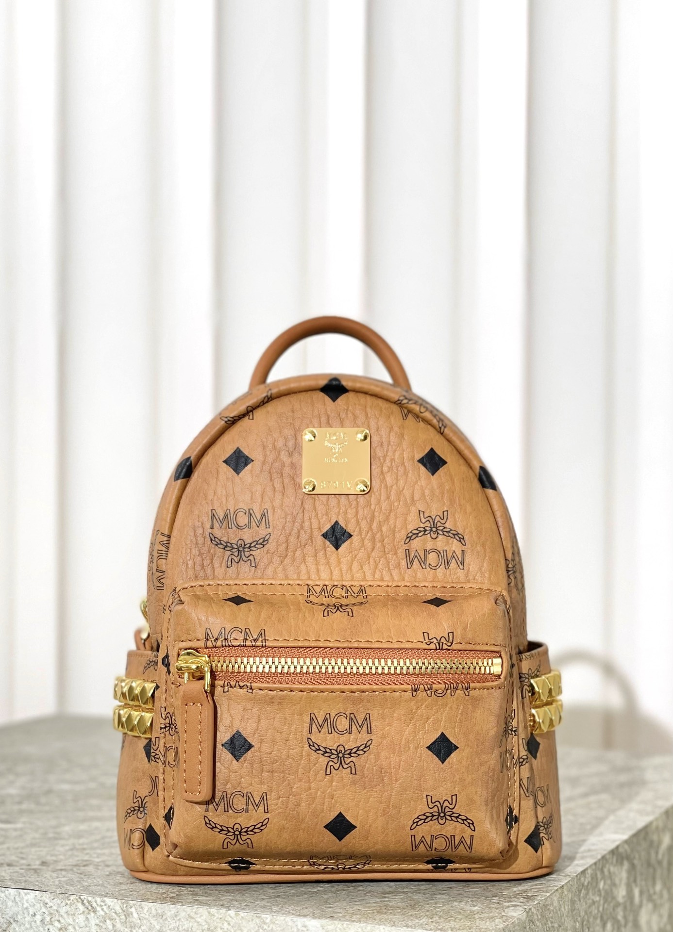 NO:175053,Newly upgraded Highest version Rivet Backpack Super Mini Exclusive Classic Cognac Color Officially known as X mini # This reduced version of this MCM classic model We use the iconic Visetos coated canvas with luxurious faux leather lining and rivet trim. The items are suitable for all kinds of matching Innovative design can be used to instantly transform into crossbody bags, backpacks, shoulder bags, waist bags and handbags. Show off your new style with this special mini Stark backpack Model MMK6SVE92CO001 Size 21*10*17.5cm Color Cognac/brown, MCM, shoulder bags, satchels, crossbody bags, backpacks19860909新升级最高版本   铆钉双肩包 超迷你 独家经典干邑色 官方称为X mini号# 这款MCM经典款的缩小版本 我们采用了标志性的Visetos涂层帆布 配以奢华的人造皮衬里和铆钉饰边.单品适合各种搭配 创新设计可以利用肩带秒变斜挎包、双肩包、单肩包、腰包和手提包.用这款特迷你Stark双肩背包秀出新风格 型号MMK6SVE92CO001 尺寸21*10*17.5cm 颜色干邑色/棕色,MCM,shoulder bags,satchels,crossbody bags,backpacks,Bag