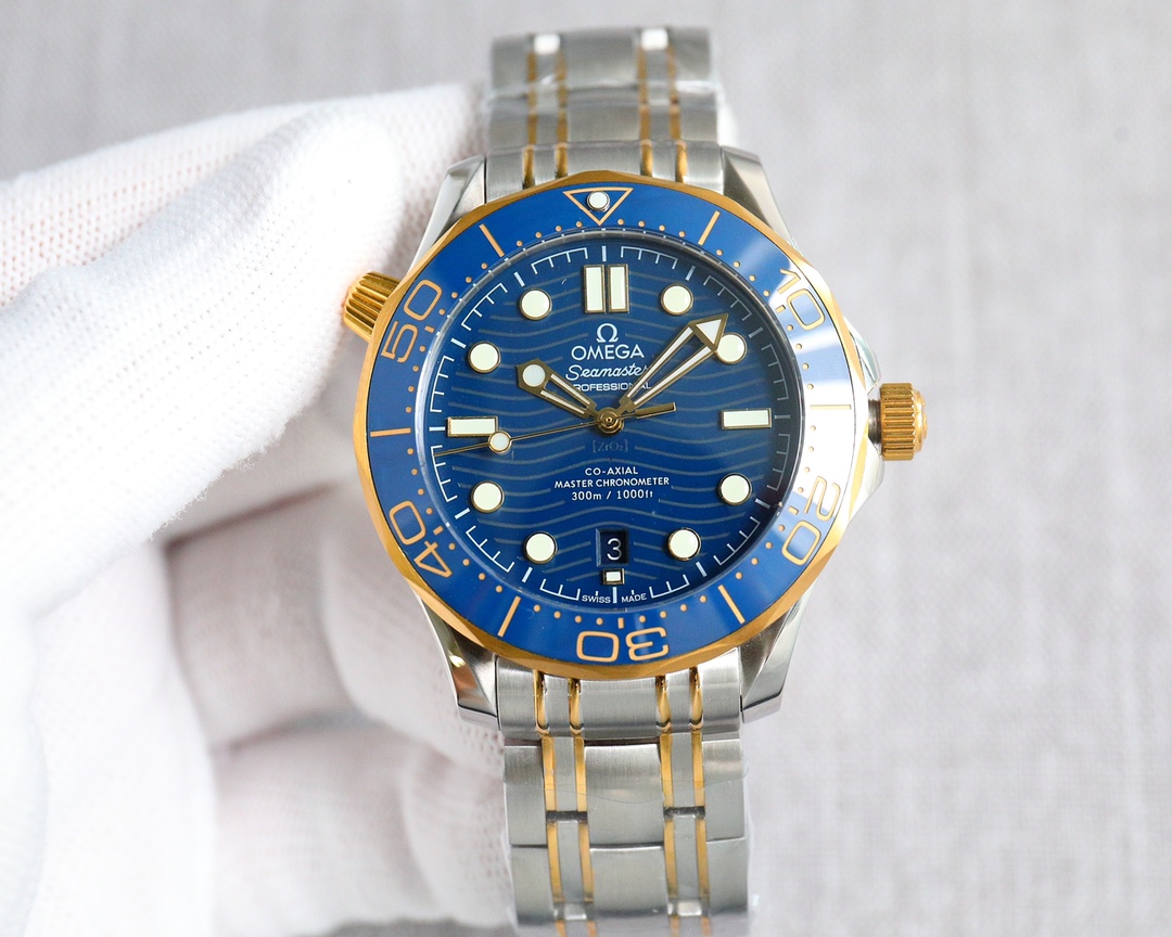 NO:142920,TW FACTORY (free steel belt for Mid-Autumn Festival and National Day, event delivery is over) Taiwan's large-scale factory quality black swing dual T all-in-one machine, five-code in one, accurate exclusive code 89236388, black balance double T shock absorber Omega Haima series  The chapter of replicating the legend has begun. This cutting-edge style Haima Rice series watch is made of imported 316L stainless steel. The bezel is made of Korean high-density ceramics and decorated with white enamel diving scales. The dial is also made of polished ceramics and decorated with laser engraved corrugated patterns. The 42mm case is finely brushed. The steel belt is hand-polished by grains. The first in the market is the same as the original steel belt, which has chamfers on the back and can be interchanged with the original. The fluoroelastic watch  The hand feels smooth and heavy, and the raw ears can be used with steel belts. The sapphire glass watch mirror is produced by Werner method (also known as flame melting method). Its Mohs hardness level is 9, while ensuring excellent permeability at all times. It is equipped with an exclusive R&D custom replica integrated movement (black balance double T shock absorber). After months of testing, the quality is stable and it has gone through ups and downs. It is not easy to make. I would like to love the watch person. Please recognize the exclusive quality of TW, omega19860909TW FACTORY（迎中秋国庆钢带款免费送胶带,活动送完截止）台湾大厂品质黑摆双T 一体机 五码合一 认准独家编码89236388,黑摆轮双T避震器欧米茄 海马系列 开启复刻传奇的篇章.这一前沿风尚的海马米系列腕表,采用进口316L精钢打造而成,表圈采用韩国高密度陶瓷,饰以白色珐琅潜水刻度.表盘亦以抛光陶瓷制成,饰以激光镌刻波纹图案.42mm表壳拉丝细腻.钢带逐粒手工打磨,市面首家做到同原装一致钢带背面有倒角并且可以与原装互换,氟橡胶表带手感顺滑厚重,生耳可与钢带通用.蓝宝石玻璃表镜采用维尔纳法（又称焰熔法）生产.其莫氏硬度等级为9级,同时确保在任何时候都具有卓越的通透性.搭载独家研发定制复刻一体机芯（黑摆轮双T避震器）,经数月测试,质量稳定,历经坎坷,制成不易,谨献爱表人请认准TW独家品质,,omega,Watch