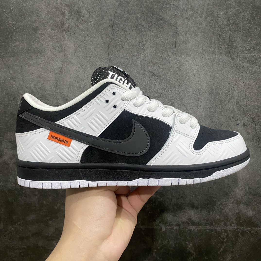 【纯原gt版本】Tightbooth x Nk SB Dunk 联名款 反转熊猫 SB低帮休闲运动滑板板鞋 FD2629-100n鞋身以简约的黑白色调呈现，材质方面以麂皮为底， 搭配白色皮革框架设计，并且上方还带有压印的\”划痕\”纹路，营造出更为丰富的视觉效果。Swoosh也采用了黑色呈现，尾部则带有橙色TIGHTBOOTH标签点缀。n#鞋舌部分也带有白色波点细节点缀。鞋舌标签侧边则带有TIGHTBOOTH字样，彰显鞋款联名身份。 尺码：36 36.5 37.5 38 38.5 39 40 40.5 41 42 42.5 43 44 44.5 45 46 47.5-莆田鞋批发中心