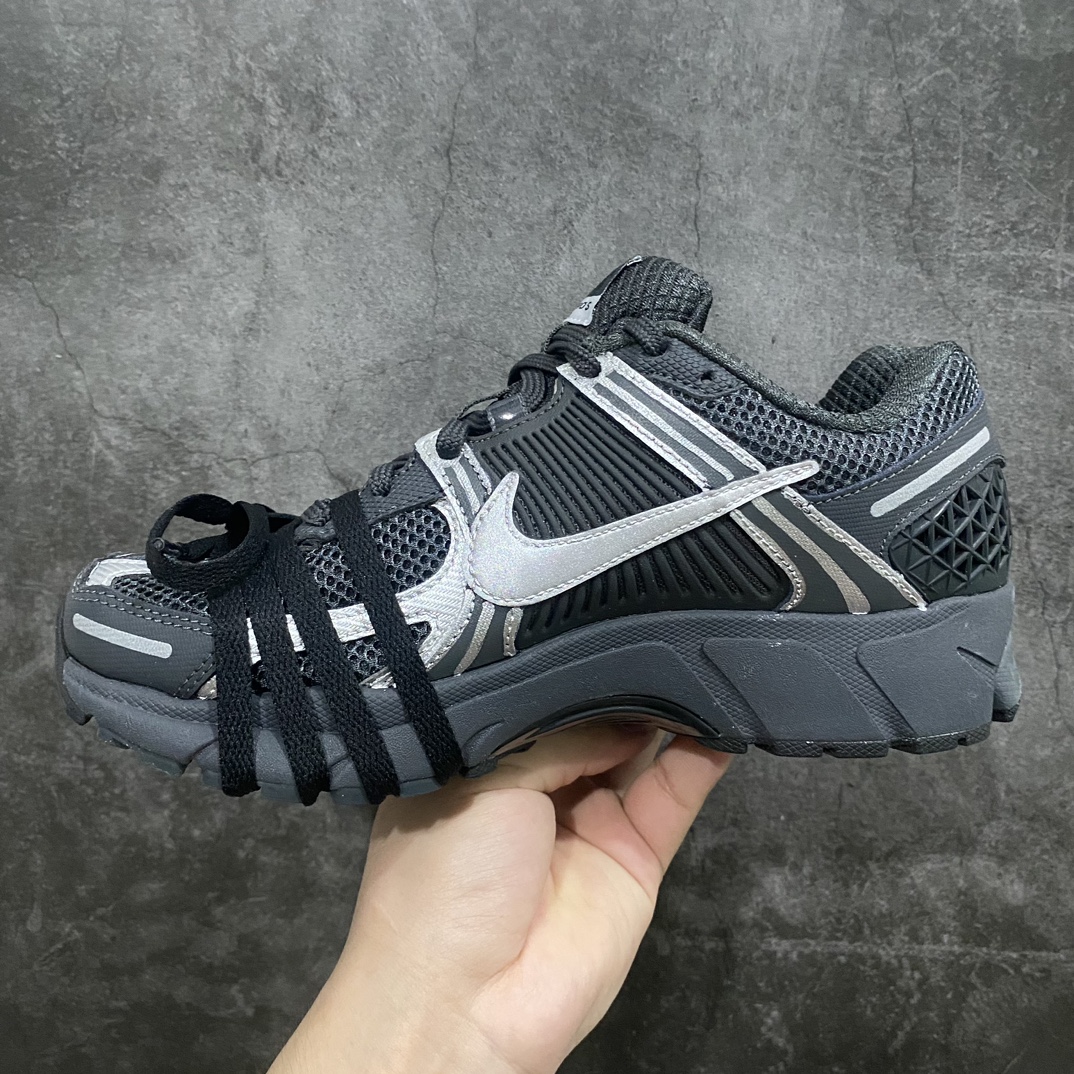 [Pure original custom version] NK Zoom Vomero 5 Vomero 5th generation series classic retro sports jogging shoes ”Carbon gray black metal silver lace-up version” BV1358-002