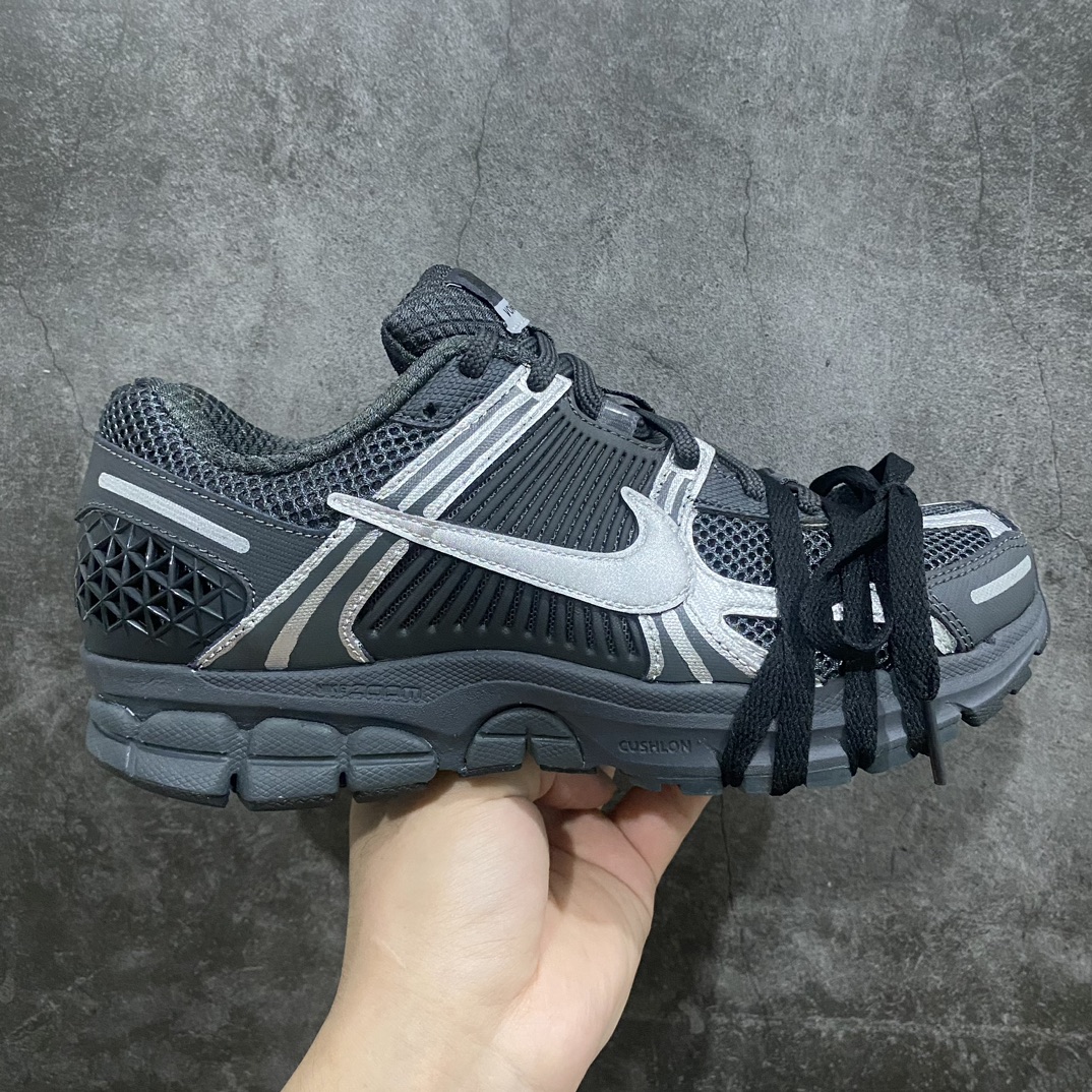 [Pure original custom version] NK Zoom Vomero 5 Vomero 5th generation series classic retro sports jogging shoes ”Carbon gray black metal silver lace-up version” BV1358-002