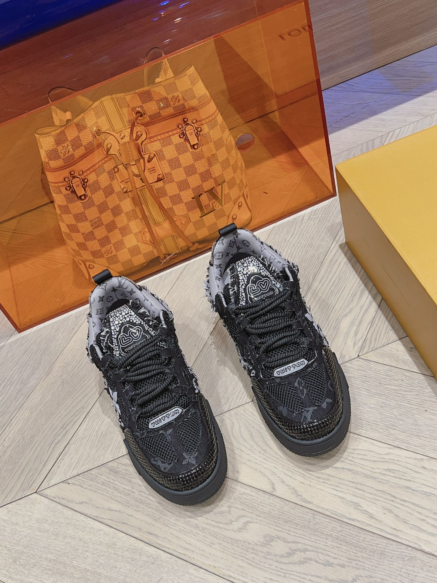 NO:481887,Couple LV new Skate sneakers have different styles. This time, the material is mixed with tech mesh fabric and python leather, and the fat style is chubby, creatively reshape the style of the 1990s. Monogram's patterned technology lining, padded collar and shoes continue the LV iconic element design, Monogram floral embellishment of rubber shoes. Special mesh fabric and python texture embossed leather. The pair of laces are equipped with rubber outsoles... The tongue and back are decorated with LVSince54 logo... The side and outsole are decorated with Monogram flowers. This shoe is very fashionable and classic on the feet and has a slightly retro feel. It is the best choice for partying. Size 35-45, casual shoes/sports shoes, louis vuitton, sneakers19860909情侣款  LV 新款 Skate运动鞋不一样的风格 这次在材质上糅合科技网格面料和蟒蛇纹皮革,胖胖呼呼的格调,创意重塑上世纪1990年代风范.  Monogram的图案科技内衬 加垫的鞋领及鞋 延续LV标志性元素设计,Monogram花卉点缀橡胶鞋边的外底. 特色网格面料和蟒蛇纹理压纹皮革..双鞋带标配橡胶外底...鞋舌和后部饰有LVSince54标识...侧面和外底饰有Monogram花卉  这款鞋 上脚非常时尚经典又有稍许复古感觉,是出街蹦迪,聚会的不二选择.  码数35-45,休闲鞋/运动鞋,louis vuitton,sneakers,Women's Shoes