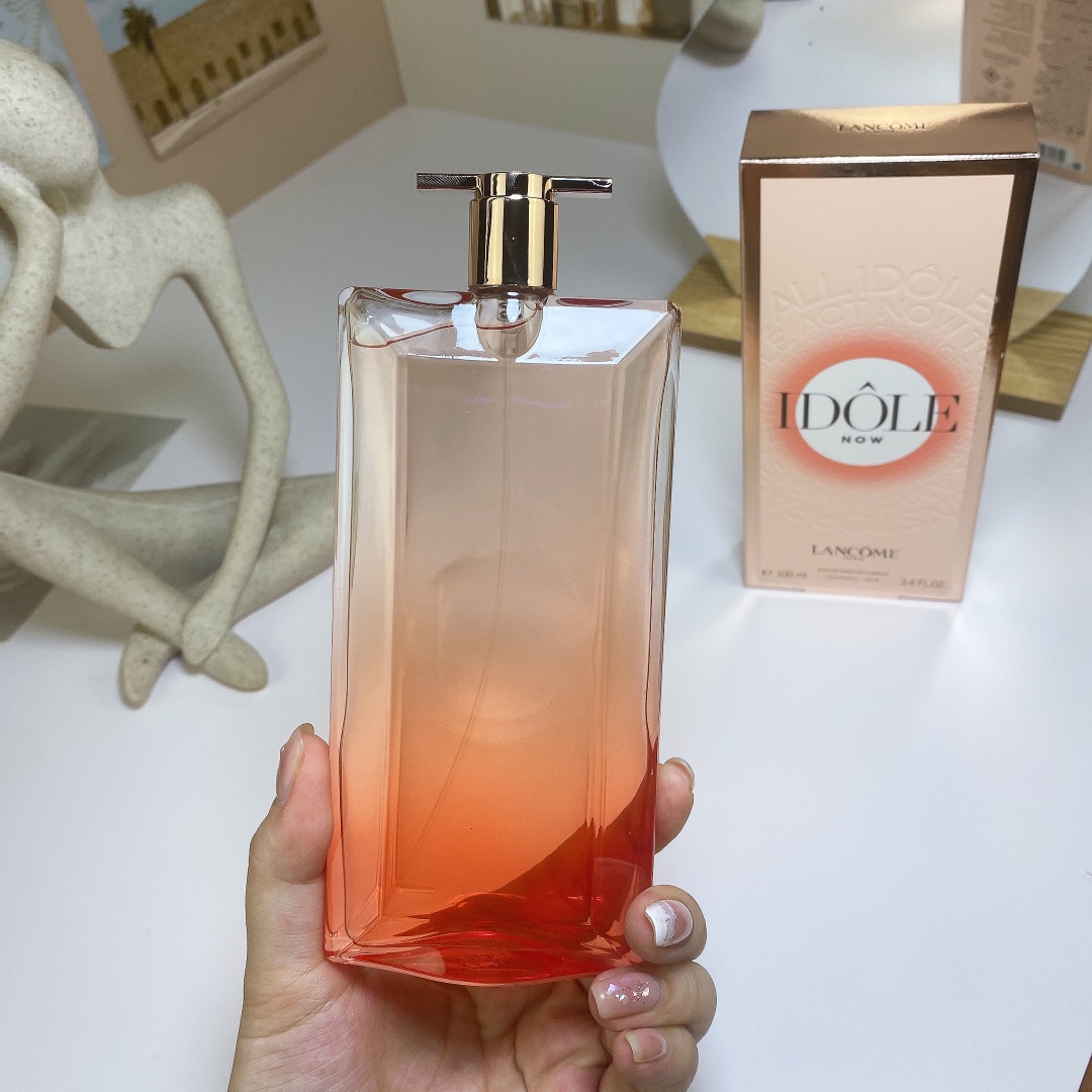 85💰原单品质
LANCOME兰蔻23版是我偶像密语NOW花香浓香水100ML
浓香水EDP
前调：伊斯帕塔玫瑰佛手柑
中调:兰花和茉莉花
基调:香草
是一款花香型香水,
由三种主调混合而成的,
它以来自土耳其伊斯帕尔
塔的玫瑰净油的玫瑰香味
开场,引向粉感的兰花中心。
奶油味的香草基调为
整体香气增添了一丝甜美
和性感。
