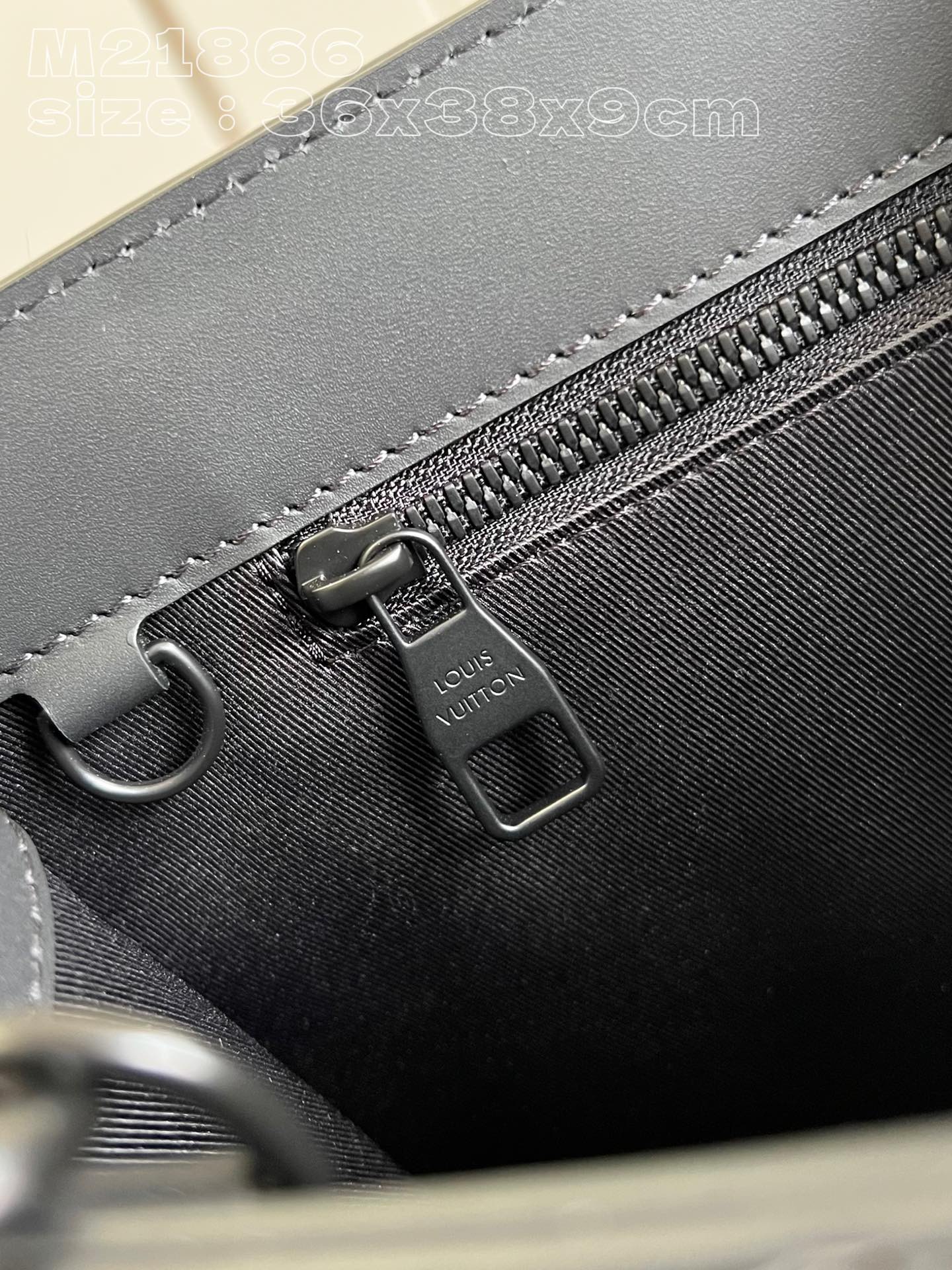 顶级原单M21866黑压花本款SacPlat手袋取材Monogram压纹Taurillon皮革以笔直线条
