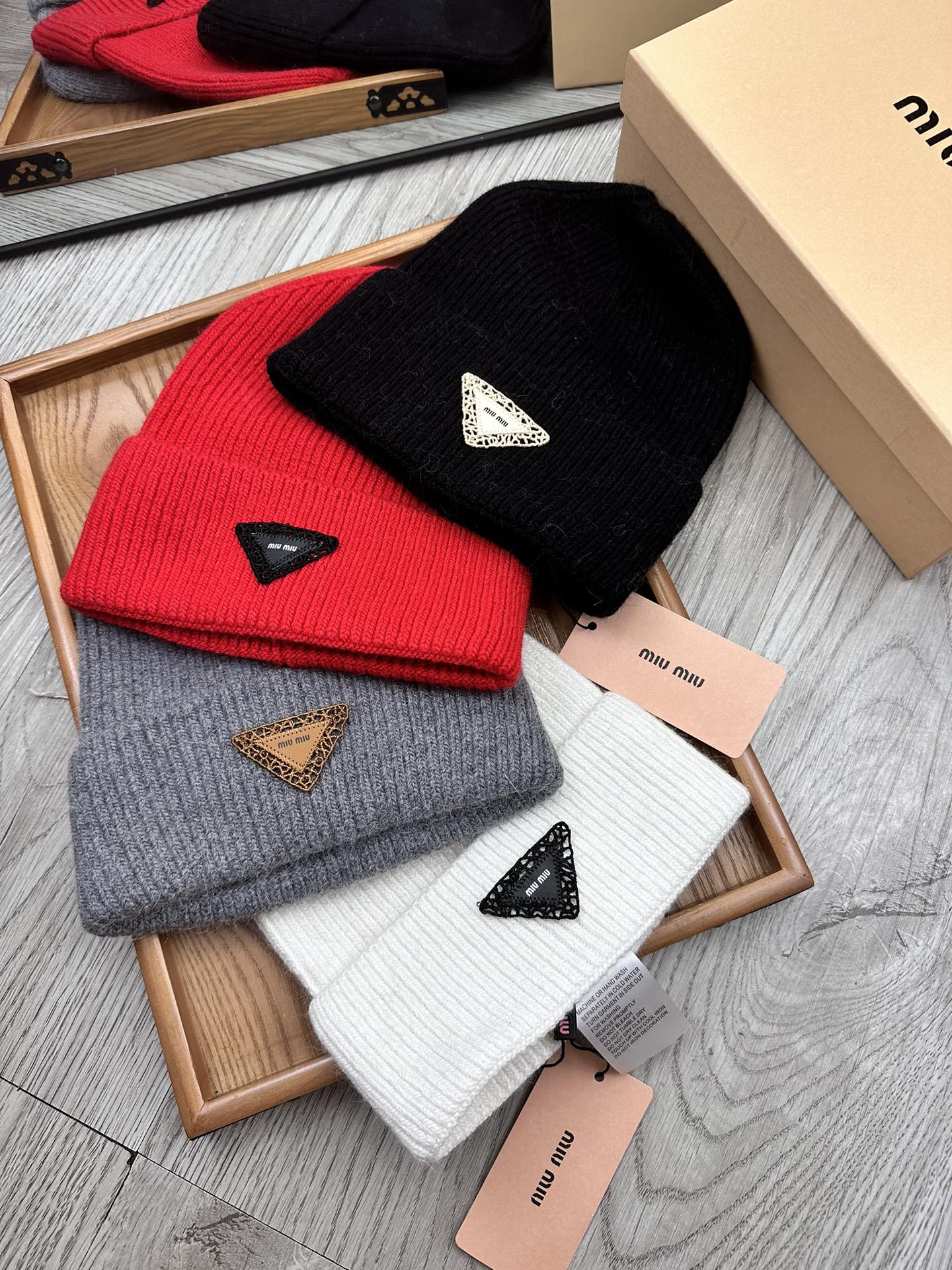 NO:364288,.Miu Miu.【Wool Single Hat】Customer wool!  A precious collection of soul hats!  Guest color yarn is very beautiful!  classic!  The touch is soft and greasy. 70 wool 30 rabbit hair. A lamb combed lamb can only produce 30-40g of wool. Such a hat requires three or four lambs. Don’t use ordinary hats on the market to pretend to be. Is the yarn supplied by customers good? The market goods are incomparable!  The top-notch luxury of materials is the charm of the product. Easy access to the counter. Those who mix in the counter must receive it. They love every color. And they are beautiful and endurable!  Men, women, young and old can wear it!  You can beautify the real thing~ This hat, fisherman hat, baseball hat, knit hat, hat, miumiu, espadrilles, hats.Miu Miu.【羊毛单帽】客供小羊毛！珍贵典藏的灵魂帽子！客供色纱.每个颜色都非常好看！经典！手感软腻.70羊毛30兔毛.一只小羊精梳过的小羊仅能产出30-40g的羊毛.这么一个帽子得三四只小羊.不要拿市面上普通帽子冒充相比.客供的纱线好吗.市场货没得比！用料顶级奢华这就是产品的魅力.轻松出入专柜.混专柜的来必收.素色每个颜色都爱.而且美耐级了！男女老少均可用佩戴！见到实物你们能美化了～这帽子渔夫帽棒球帽针织帽,帽子,miumiu,espadrilles,hats,hat