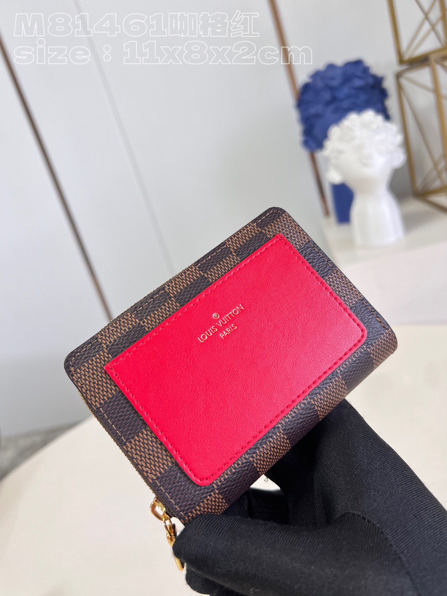 NO:400751,【Exclusive real photo M81461 Kagirl Red】This Lou wallet is made of Monogram canvas, with contrasting color pockets on the front and Monogram Reverse canvas are decorated with Monogram floral pattern. The wallet is made of a small square design and unique. When you open the wallet, you will see the inner layer of grain leather. It has six business card interlayers and a banknote compartment, and the side is also equipped with a zipper change slot. 11.5 x 8.5 x 2.2 cm (length x height x width) V.260, LV [original leather], louis vuitton, versace19860909【独家实拍 M81461咖格红】這款Lou錢包以Monogram帆布製造,正面配有對比色口袋,並於Monogram Reverse帆布上綴有Monogram花卉圖案.錢包採用小巧的方形設計,別具一格,打開錢包即呈現粒面皮革的內層間隔,設有六個名片夾層及一個紙幣隔層,側面還配有拉鏈零錢格.11.5 x 8.5 x 2.2厘米(長度 x 高度 x 闊度) V.260,LV【原厂皮】,louis vuitton,versace,Bag