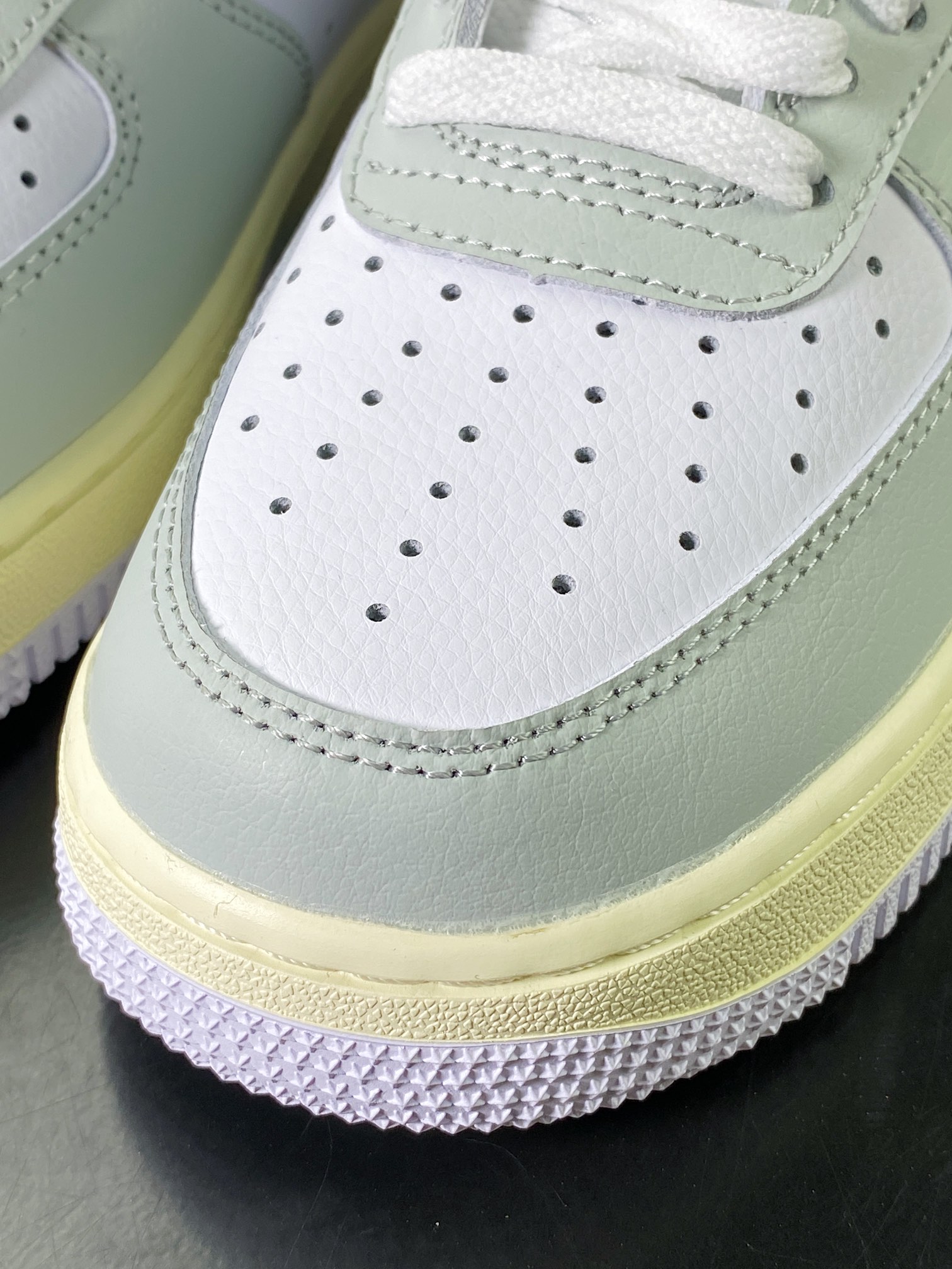 Air Force 1'07 LV8 Low ”Split” Air Force One sneakers ”Splicing light green, white and black hooks” DZ2522-001