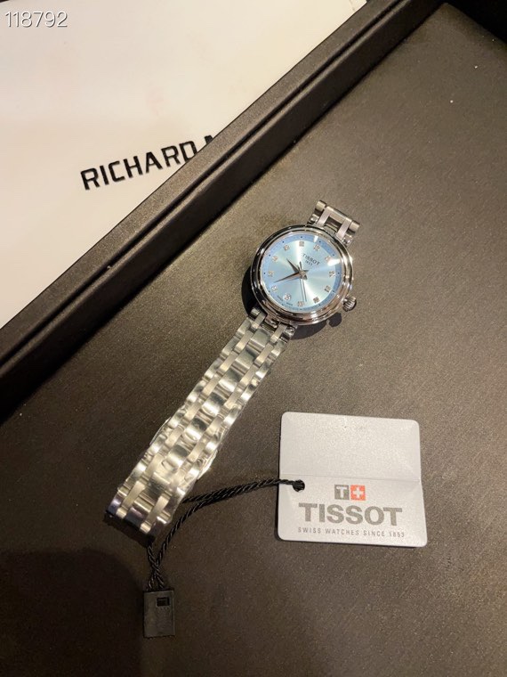 NO:947177,Aperture diamond ring steel band 20 In March this year, Tissot launched the new Jiali Little Beauty series, which is very simple overall. The 26mm dial is very delicate and compact, and the thickness is just right!  As expected of a little beauty~it also looks very good when worn~one of the watches worth buying.,,tissot19860909光圈钻圈钢带20 今年3月份天梭出得新款嘉丽小美人系列,整体非常简洁,26mm的表盘很精致小巧,厚度刚刚好！不愧是小美人～戴起来也是非常好看的～值得入手手表之一.,,tissot,Watch