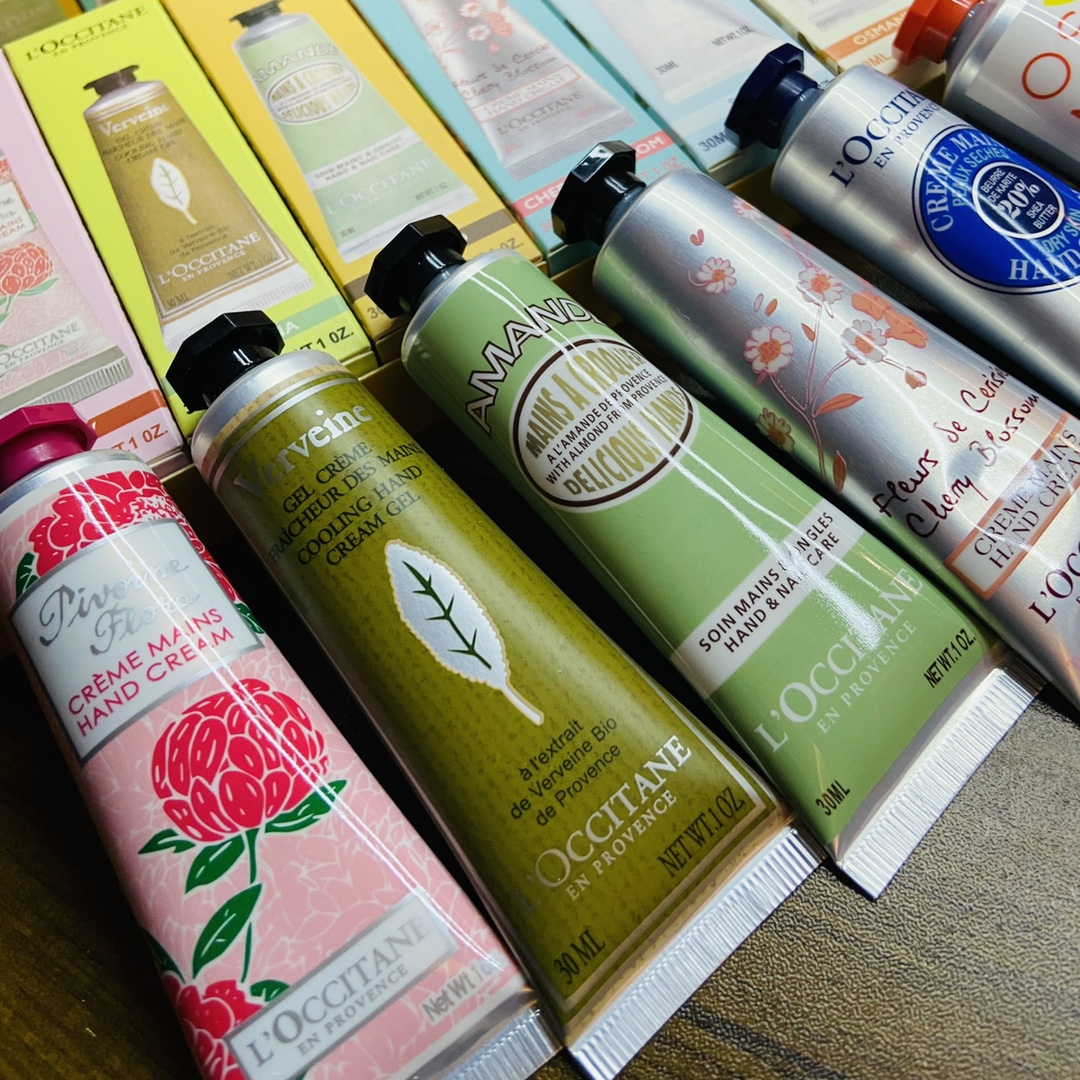 An eight-piece hand cream gift set featuring eight distinct fragrances - Comprehensive 7