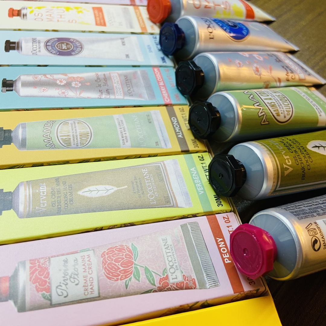 An eight-piece hand cream gift set featuring eight distinct fragrances - Comprehensive 9