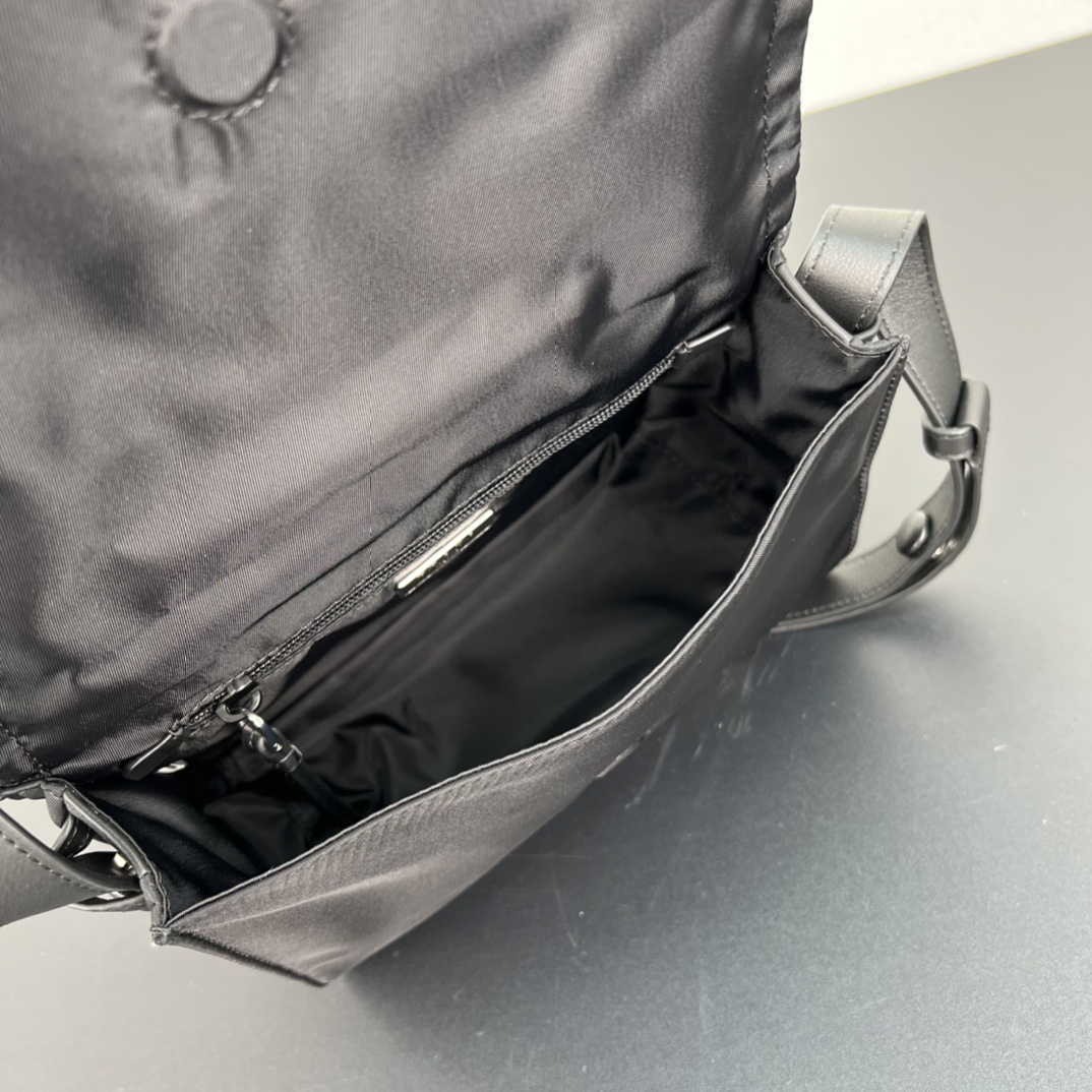 ✨新品首发✨新品男女通用款Mini邮差包1BD313超级百搭好看时髦潮人一定要买它!不仅实用轻便又好看容