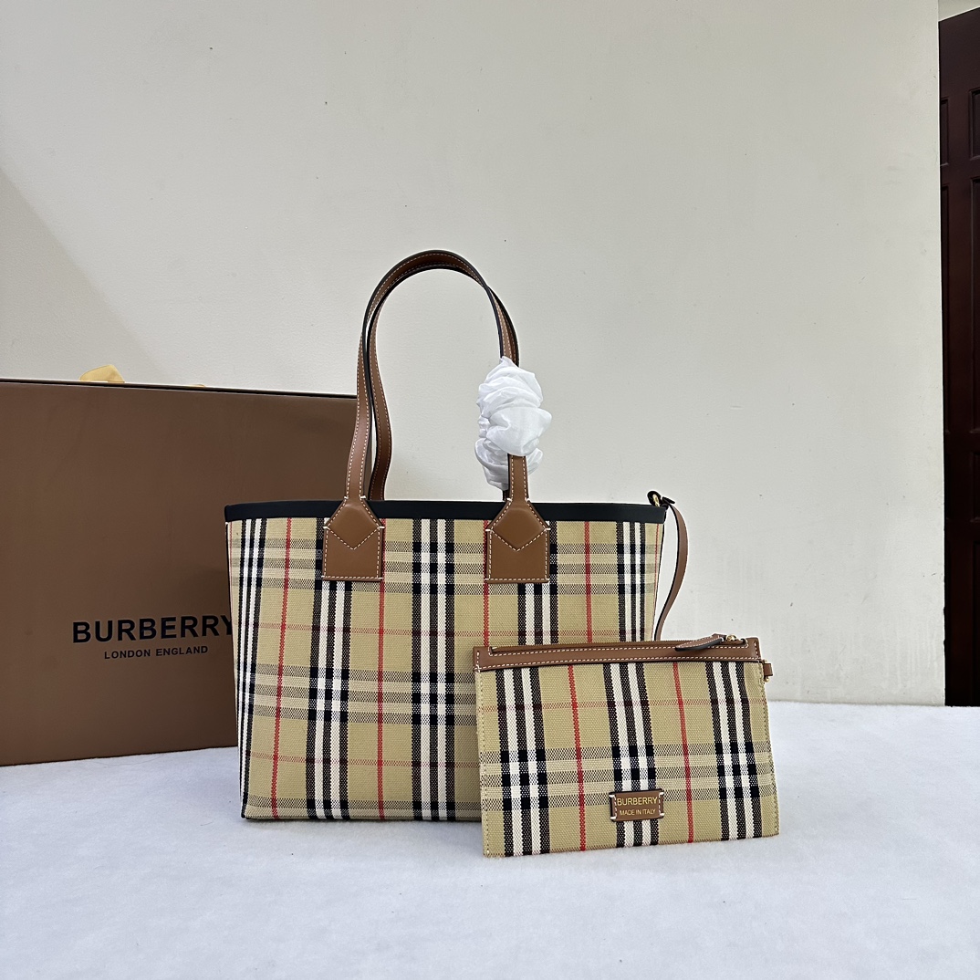 25 new product debut. Burberrys original factory B small exquisite tote bag is made of cotton canvas fabric. Decorated with Burberry check patter
