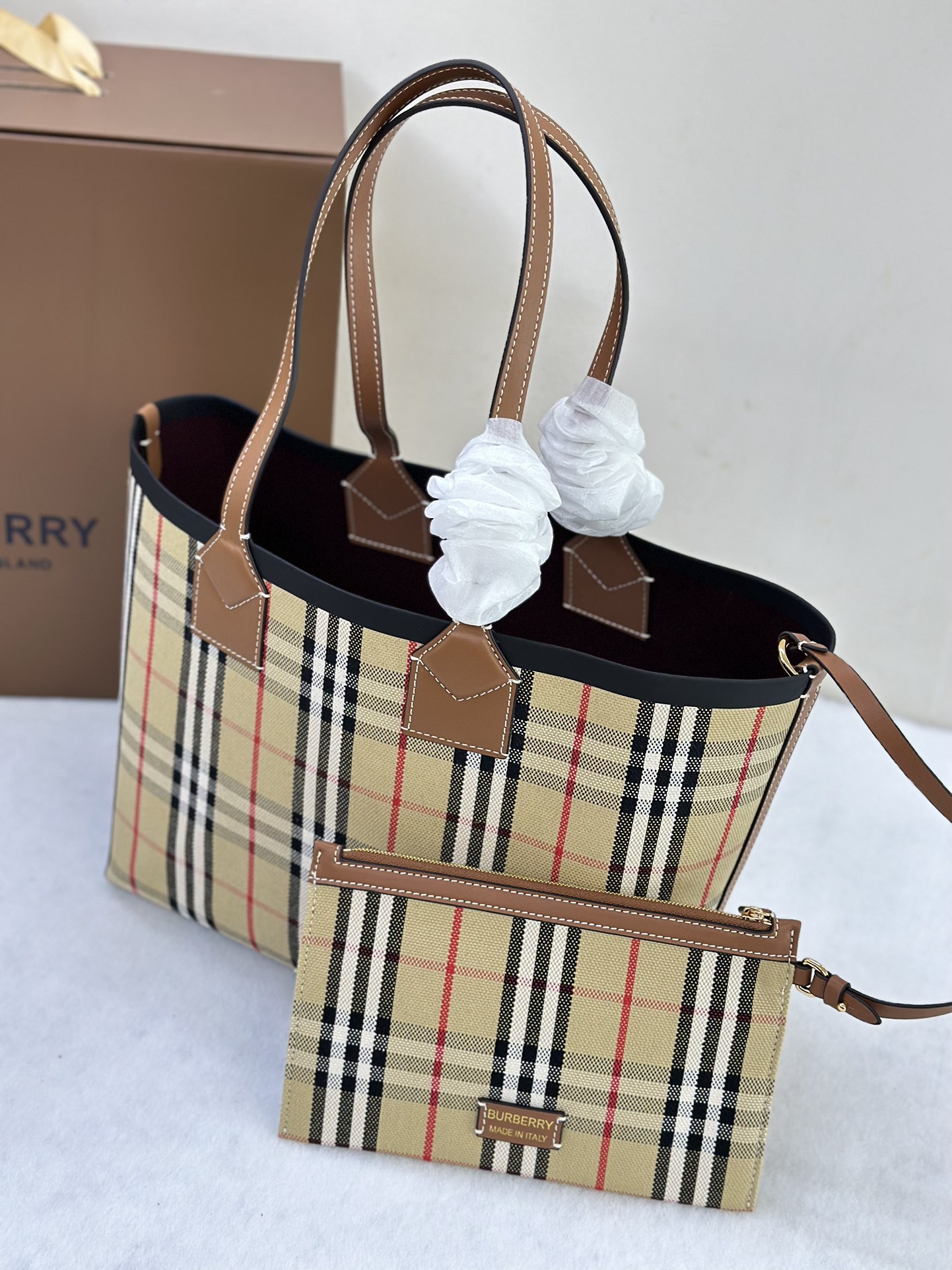 25 new product debut. Burberrys original factory B small exquisite tote bag is made of cotton canvas fabric. Decorated with Burberry check patter