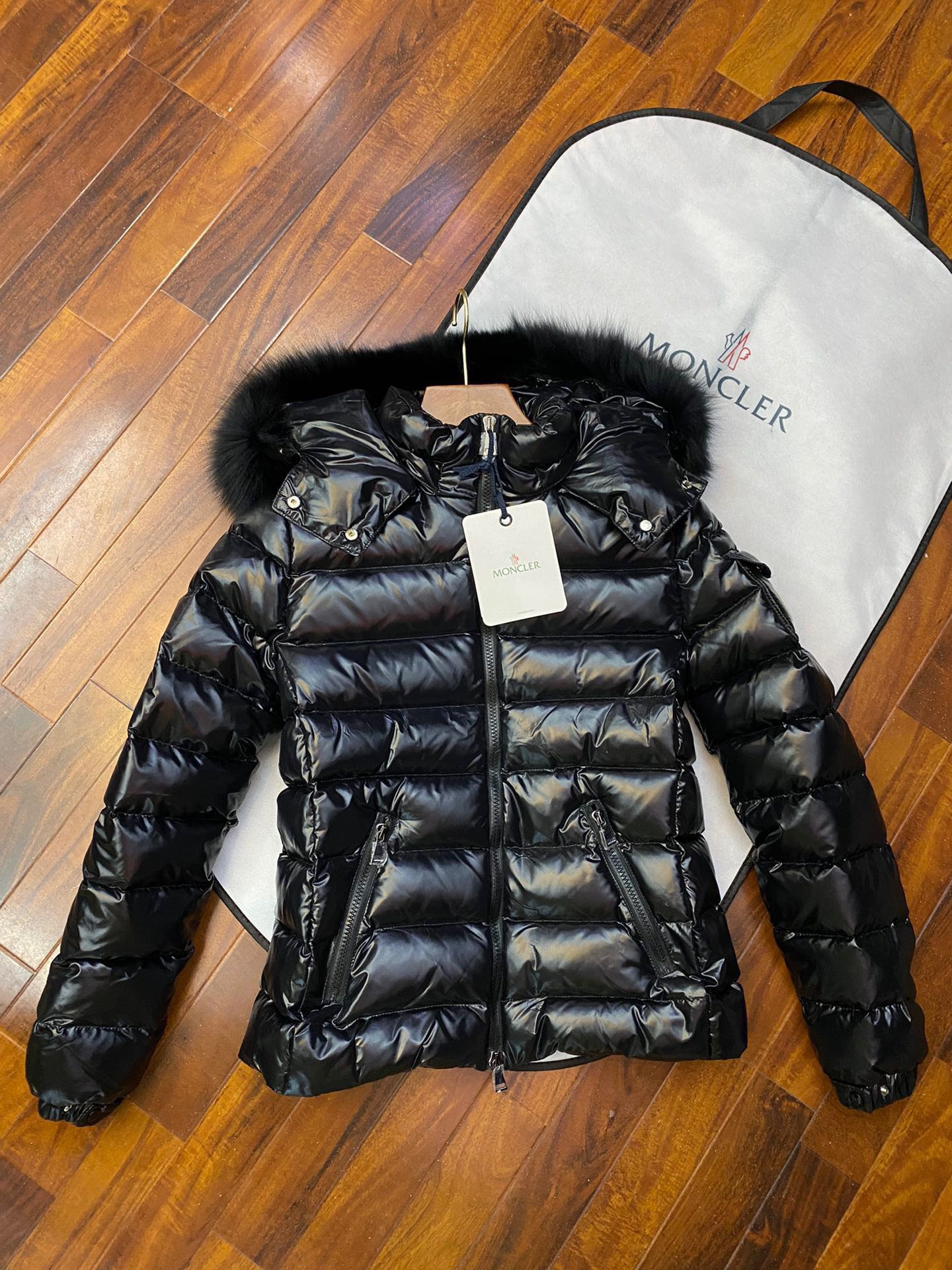 High-end Guangzhou Moncler Badyfur women's hooded down jacket with removable fox fur hood, 90% down filling, lightweight and warm.-Big cat