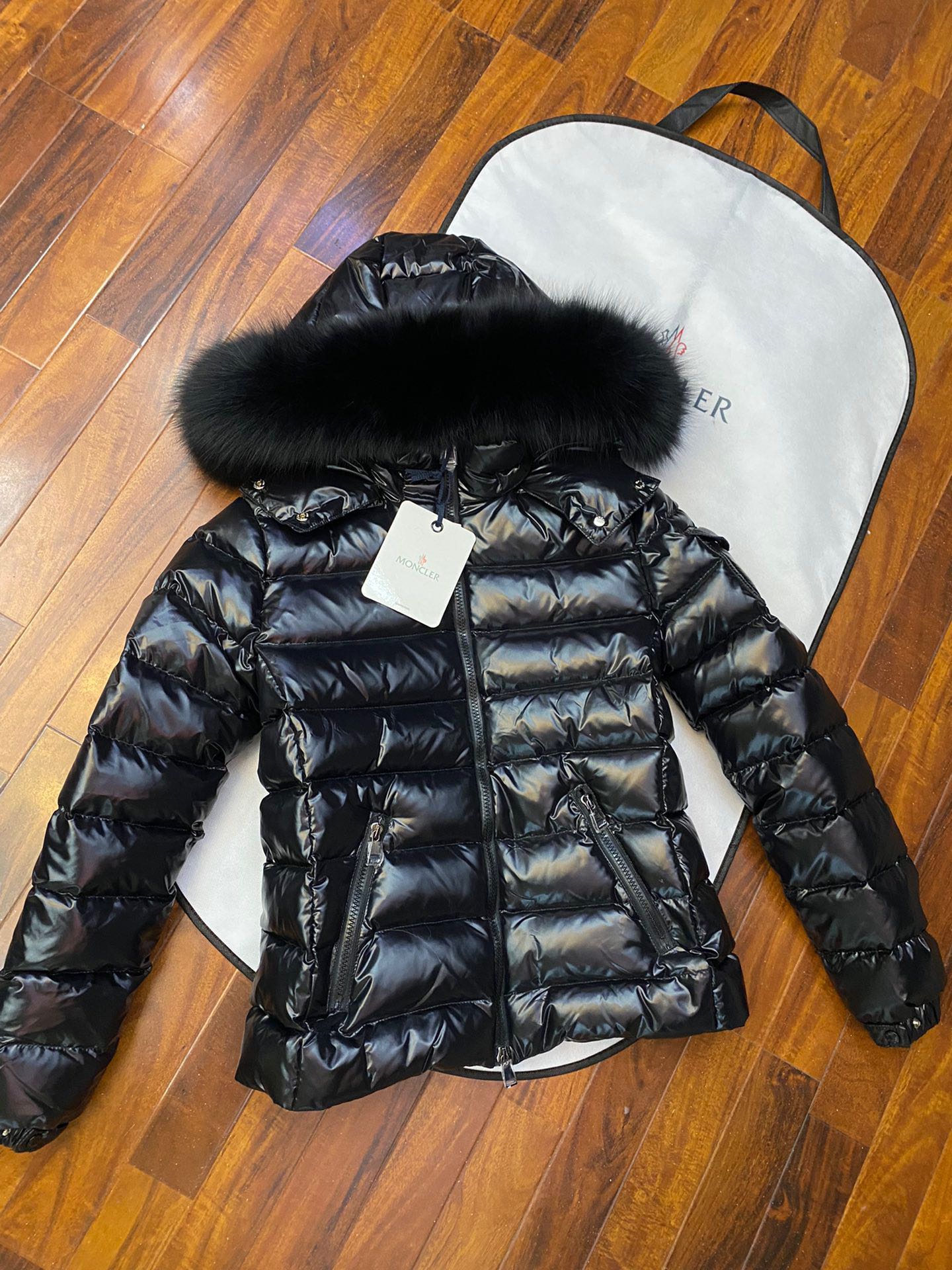 High-end Guangzhou Moncler Badyfur women's hooded down jacket with removable fox fur hood, 90% down filling, lightweight and warm.-Big cat