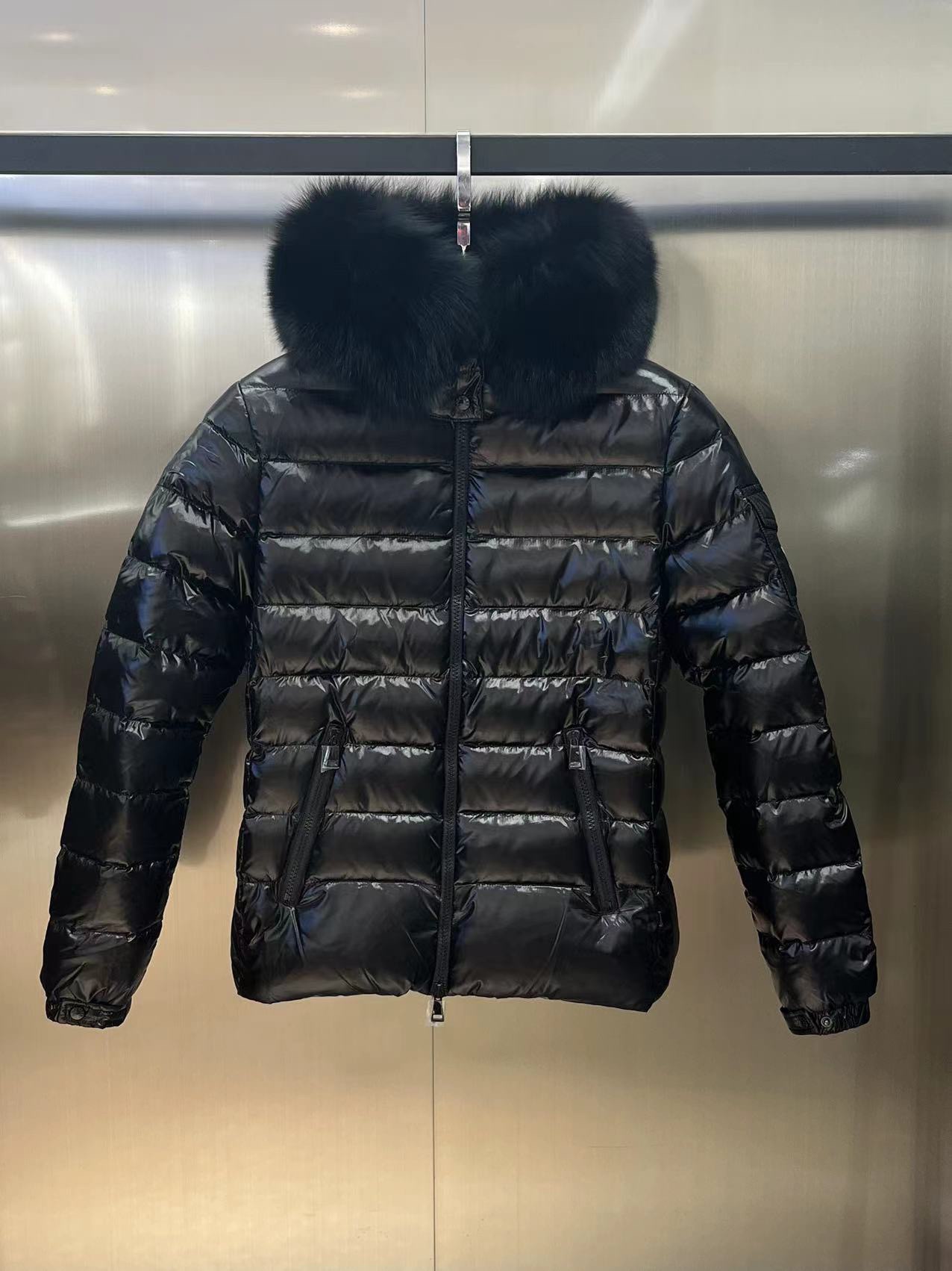 High-end Guangzhou Moncler Badyfur women's hooded down jacket with removable fox fur trim. 90% goose down, lightweight, warm, and stylish.-Big cat