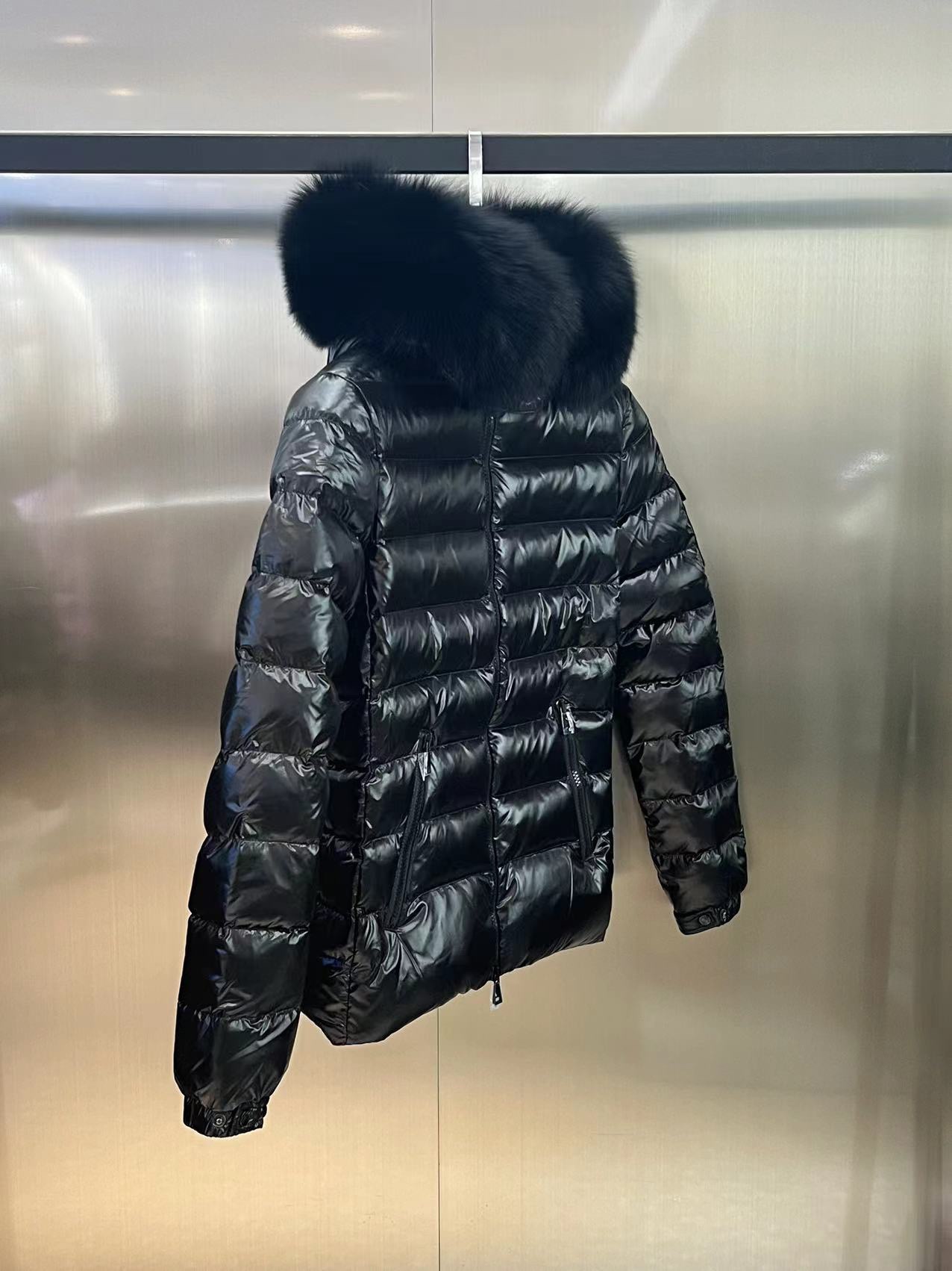 High-end Guangzhou Moncler Badyfur women's hooded down jacket with removable fox fur trim. 90% goose down, lightweight, warm, and stylish.-Big cat