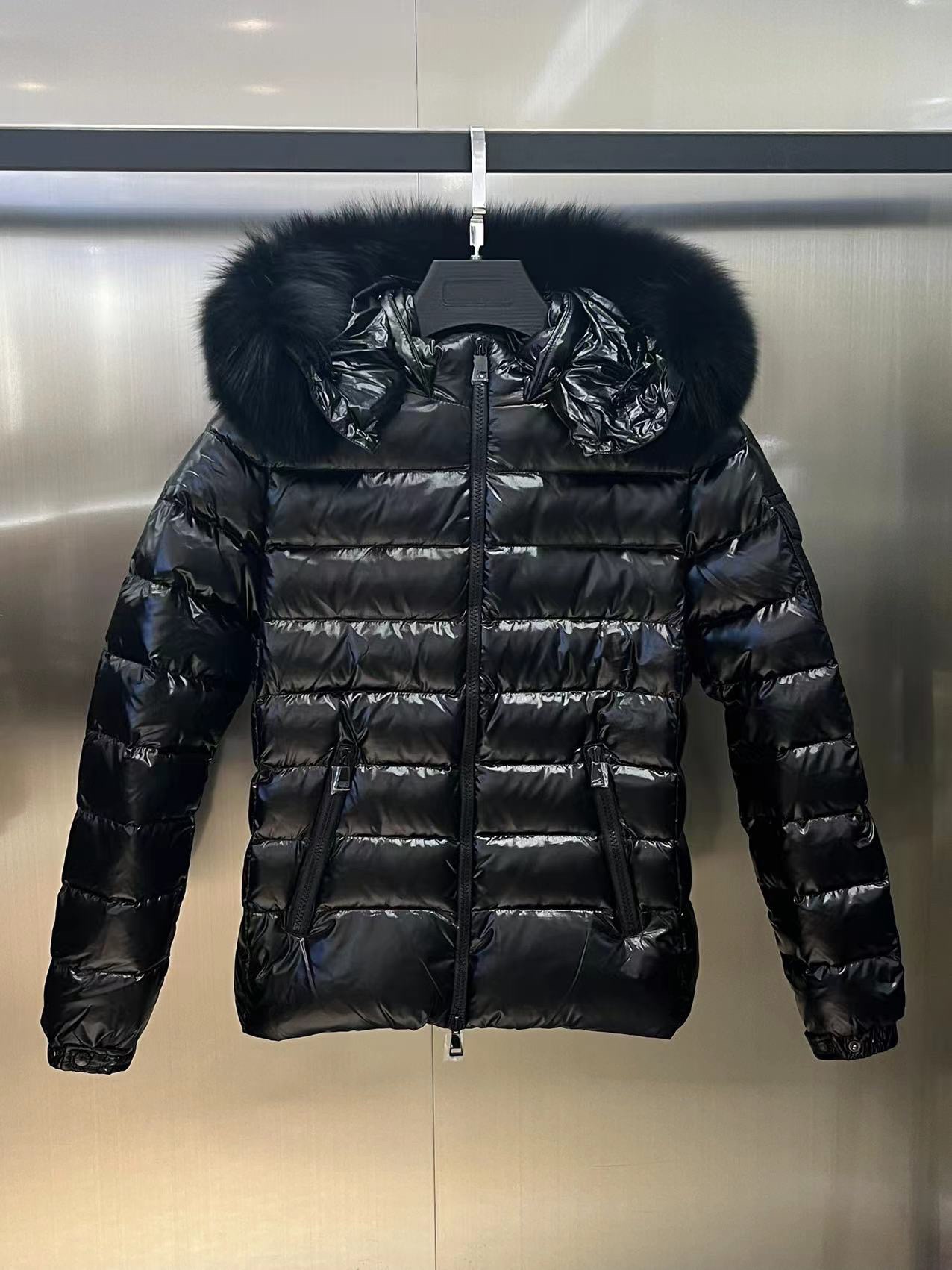 High-end Guangzhou Moncler Badyfur women's hooded down jacket with removable fox fur trim. 90% goose down, lightweight, warm, and stylish.-Big cat